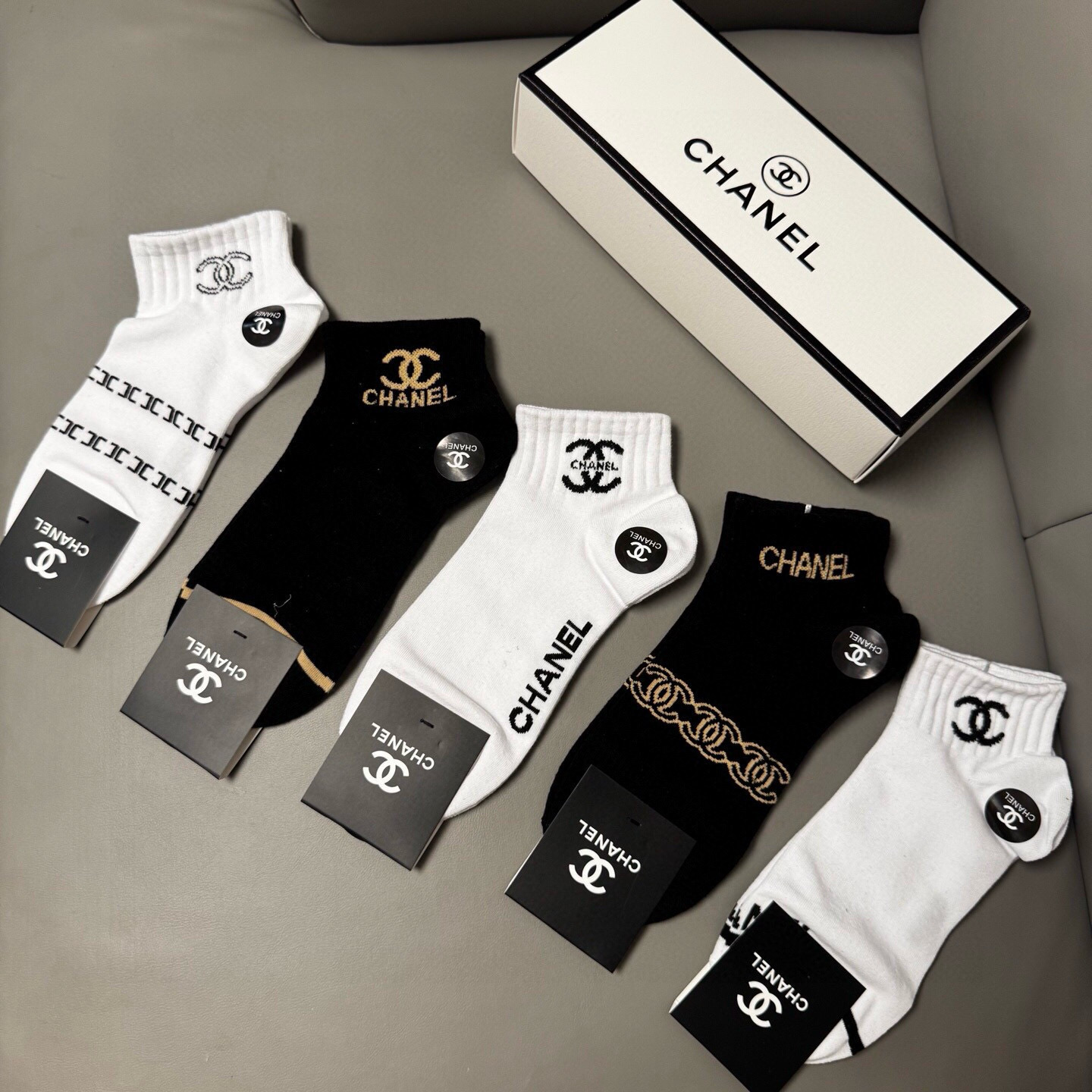 NO:640489,CHANEL · Chanel CH new women's socks [five pairs in a box] pure cotton material, jacquard classic double C logo, fried chicken and nice, big-name streetwear, fashionable people must-have super easy-to-match socks, stockings, socks, chanel, chanel, socks19860909 CHANEL · 香奈儿CH新品女款袜子【一盒五双】纯棉材质,提花经典双C标识,炒鸡nice,大牌出街,潮人必备超好搭袜子,丝袜,袜子,chanel,chanel,socks,accessory