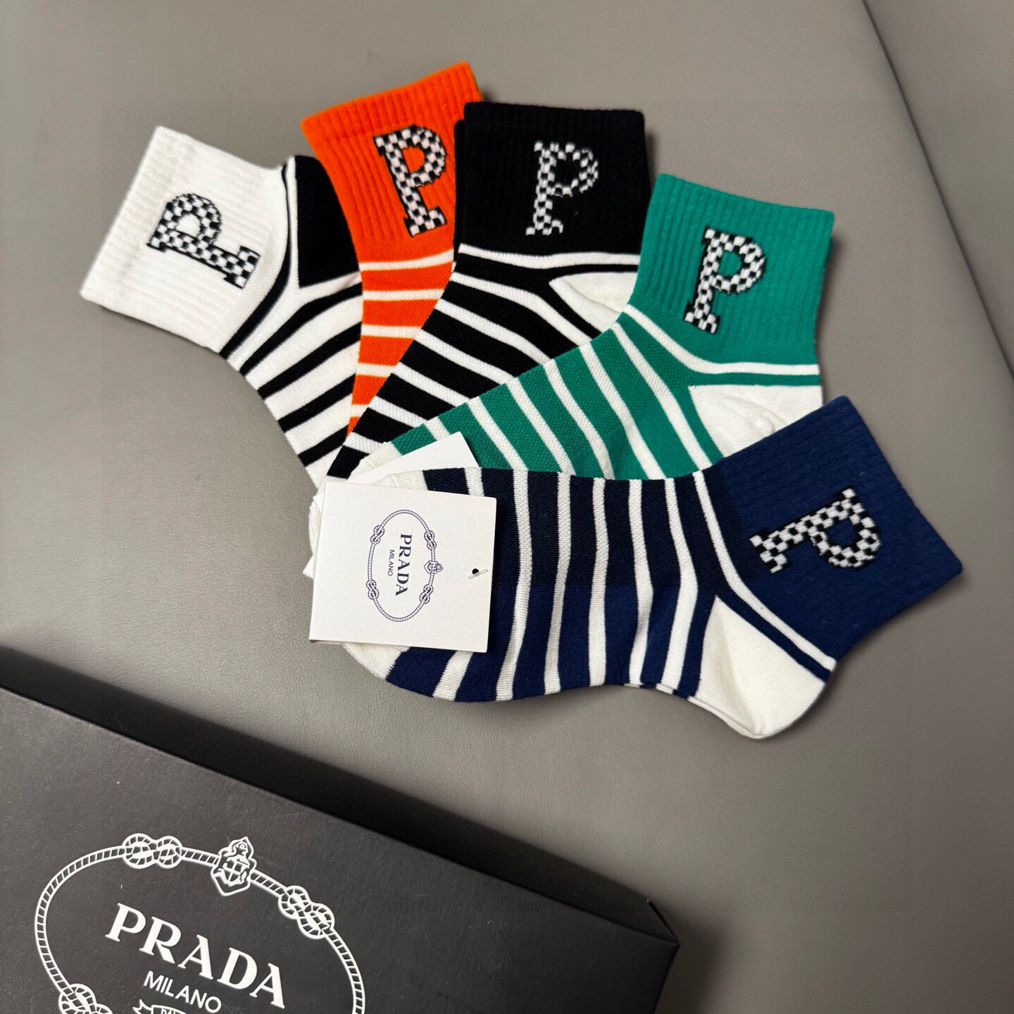 NO:640491,PRADA · Prada new mid-calf socks [five pairs in a box] made of pure cotton material, jacquard classic logo, soft and comfortable, big-name streetwear, fashionable people must-have super matching socks, stockings, socks, prada, prada, socks19860909 PRADA · 普拉达新品中筒袜子【一盒五双】纯棉材质织造,提花经典标志,柔软舒适,大牌出街,潮人必备超好搭袜子,丝袜,袜子,prada,prada,socks,accessory