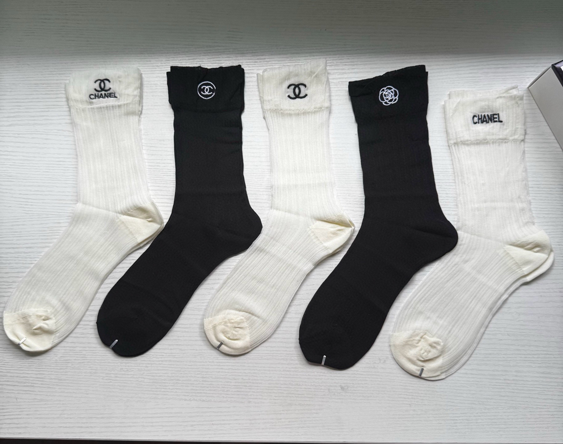 NO:640495,Chanel · Chanel CH new internet celebrity women's socks [five pairs in a box] made of ice silk, thin, cool, breathable and comfortable, super nice and popular small items, big names on the street, must-have socks for fashionistas, stockings, socks, chanel, chanel, socks19860909 Chanel · 香奈儿 CH新品网红女款袜子【一盒五双】冰丝材质,轻薄冰凉透气舒适,超级nice超火爆小单品,大牌出街,潮人必备超好搭袜子,丝袜,袜子,chanel,chanel,socks,accessory
