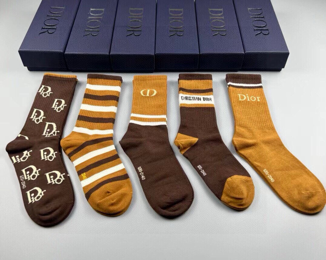 NO:660016,Dior · Dior D's new short socks [five pairs in a box] are made of pure cotton, soft and comfortable on the feet, classic D's letter logo, fried chicken and nice big brands are out on the street, fashionable people must have super easy-to-match socks, socks, dior, dior, dior, socks19860909 Dior · 迪奥D家新品短款袜子【一盒五双】纯棉材质,上脚柔软舒适,经典的D家字母logo,炒鸡nice大牌出街,潮人必备超好搭袜子,袜子,dior,dior,dior,socks,accessory