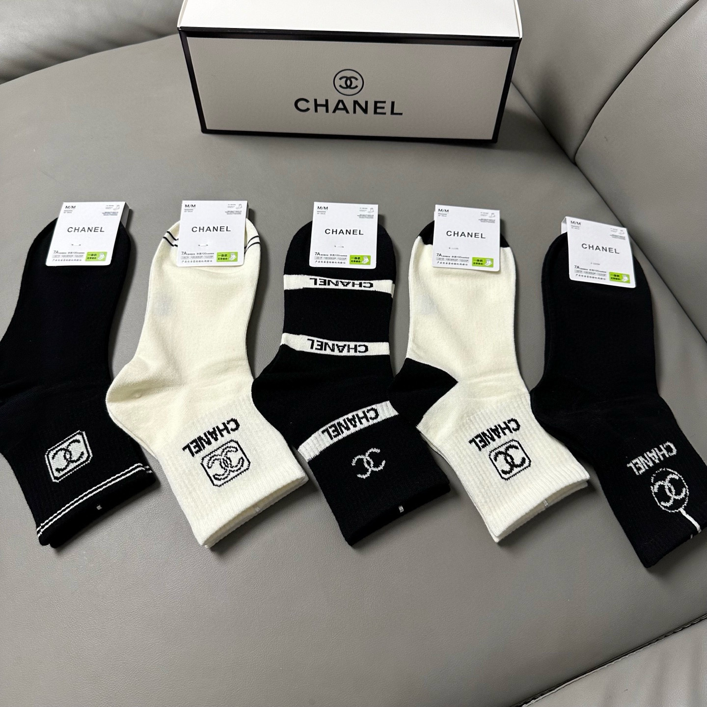 NO:660031,Chanel · Chanel's new women's mid-calf socks [five pairs in a box] made of pure cotton, soft, comfortable and breathable, jacquard classic logo, fried chicken nice, big-name streetwear, fashionable people must-have super matching socks, socks, chanel, chanel, socks19860909 Chanel · 香奈儿香奶奶家新品女款中筒袜子【一盒五双】纯棉材质,柔软舒适透气,提花经典标志,炒鸡nice,大牌出街,潮人必备超好搭袜子,袜子,chanel,chanel,socks,accessory
