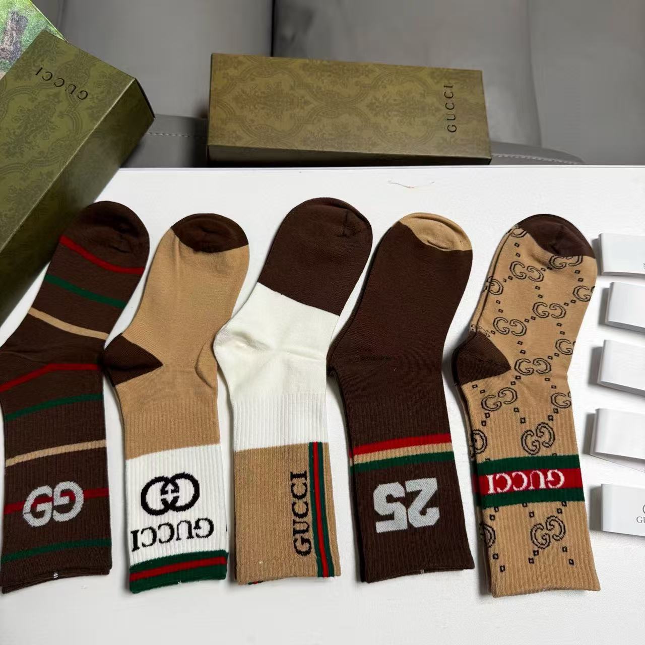 NO:660006,Gucci · Gucci G’s new high-top socks [five pairs in a box] The classic double G logo is particularly tall, made of pure cotton, breathable and comfortable, versatile for sports and leisure, super hot ins small item, big name outing, fashionable people must-have super easy-to-match socks, socks, gucci, gucci, socks19860909 Gucci · 古奇大G家新品高筒袜子【一盒五双】经典双G标志特显高大上,纯棉材质,透气舒适,运动休闲百搭款,ins超火爆小单品,大牌出街,潮人必备超好搭袜子,袜子,gucci,gucci,socks,accessory