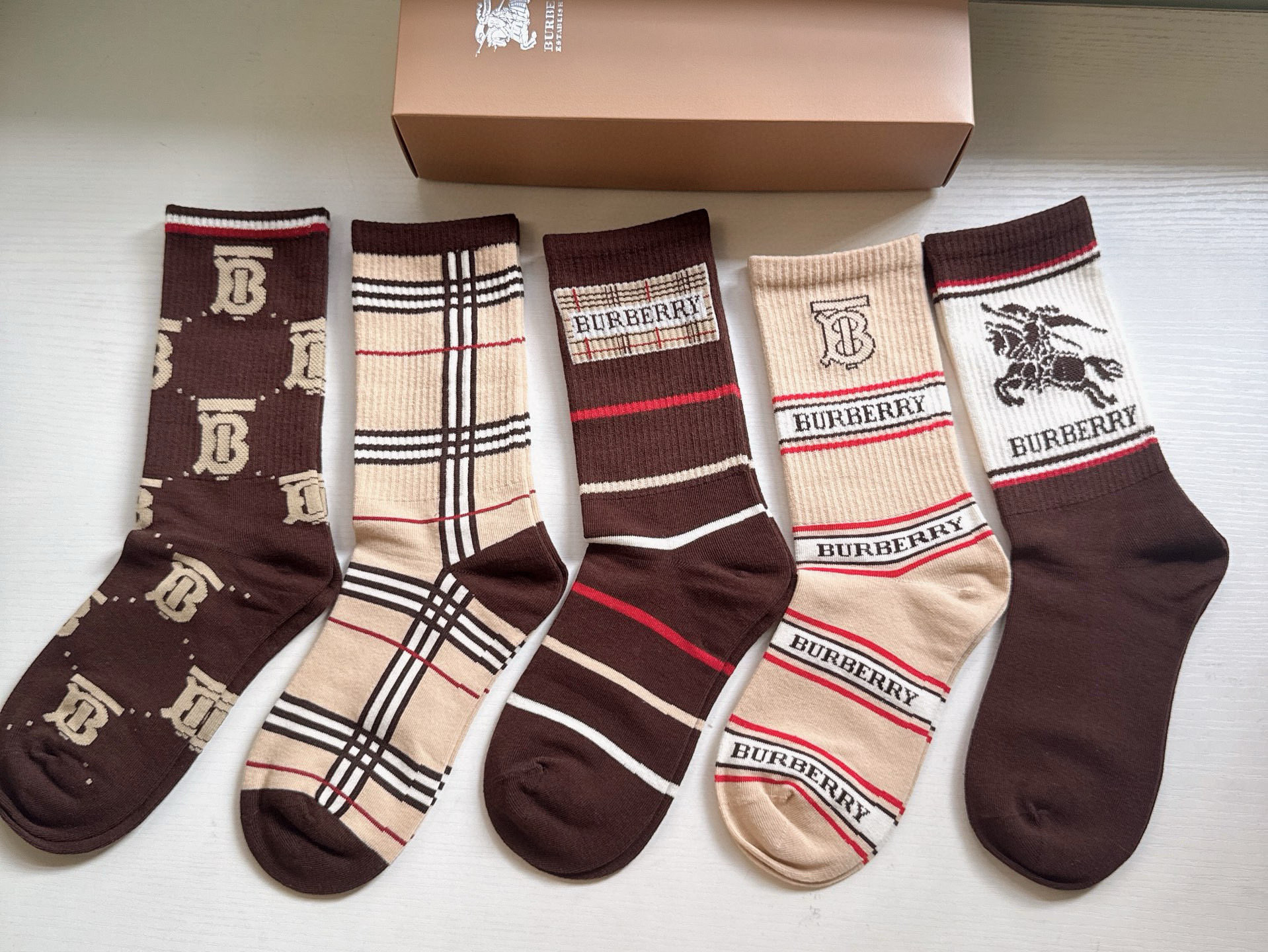 NO:660010,Burberry · Burberry Big B's new women's long socks [five pairs in a box] plaid design with war horse logo, simple and elegant, super beautiful in person, super popular small item, big name outing, fashionable people must have super easy to match socks, socks, burberry, burberry, socks19860909 Burberry · 巴宝莉大B家新品女款长筒袜子【一盒五双】格子设计搭配战马logo,简单大气,实物超漂亮,超火爆小单品,大牌出街,潮人必备超好搭袜子,袜子,burberry,burberry,socks,accessory