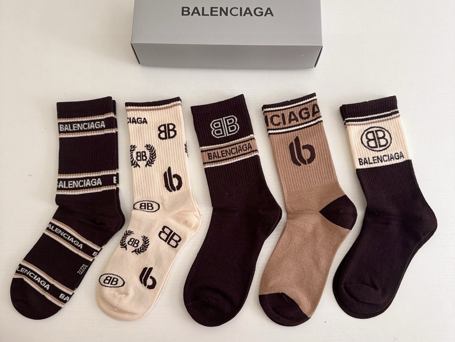 NO:660022,BALENCIAGA · Balenciaga Paris' new women's long socks [five pairs in a box] are made of pure cotton material, soft and comfortable on the feet, carefully selected colors match the latest Paris logo and big brands are out on the street, fashionable people must have super matching socks, socks, balenciaga, balenciaga, socks19860909 BALENCIAGA · 巴黎世家大巴黎新品女款长筒袜子【一盒五双】纯棉材质织造,上脚柔软舒适,精挑细选的颜色搭配最新大巴黎logo大牌出街,潮人必备超好搭袜子,袜子,balenciaga,balenciaga,socks,accessory