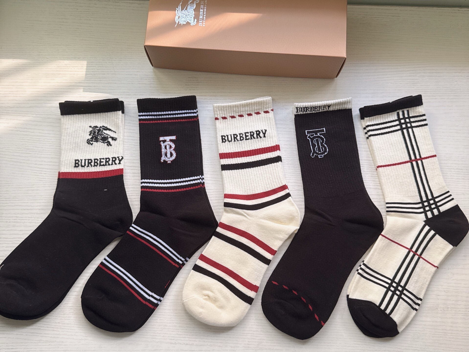 NO:660026,Burberry · Burberry Big B's new women's long socks [five pairs in a box] plaid design with war horse logo, simple and elegant, super beautiful in person, super popular small item, big name outing, fashionable people must have super easy to match socks, socks, burberry, burberry, socks19860909 Burberry · 巴宝莉大B家新品女款长筒袜子【一盒五双】格子设计搭配战马logo,简单大气,实物超漂亮,超火爆小单品,大牌出街,潮人必备超好搭袜子,袜子,burberry,burberry,socks,accessory