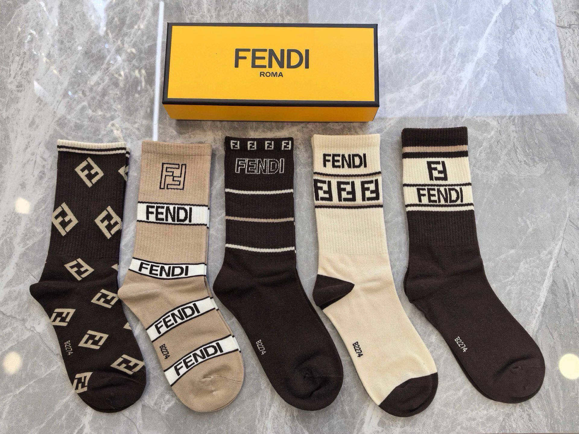 NO:660037,FENDI · Fendi FF new long socks [five pairs in a box] super classic double F logo, made of pure cotton material, breathable and comfortable, super nice and popular small item, big name outing, fashionable people must-have super easy to match socks, socks, fendi, fendi, socks19860909 FENDI · 芬迪FF新品长筒袜子【一盒五双】超级经典的双F标志,纯棉材质制造,透气舒适,超级nice超火爆小单品,大牌出街,潮人必备超好搭袜子,袜子,fendi,fendi,socks,accessory