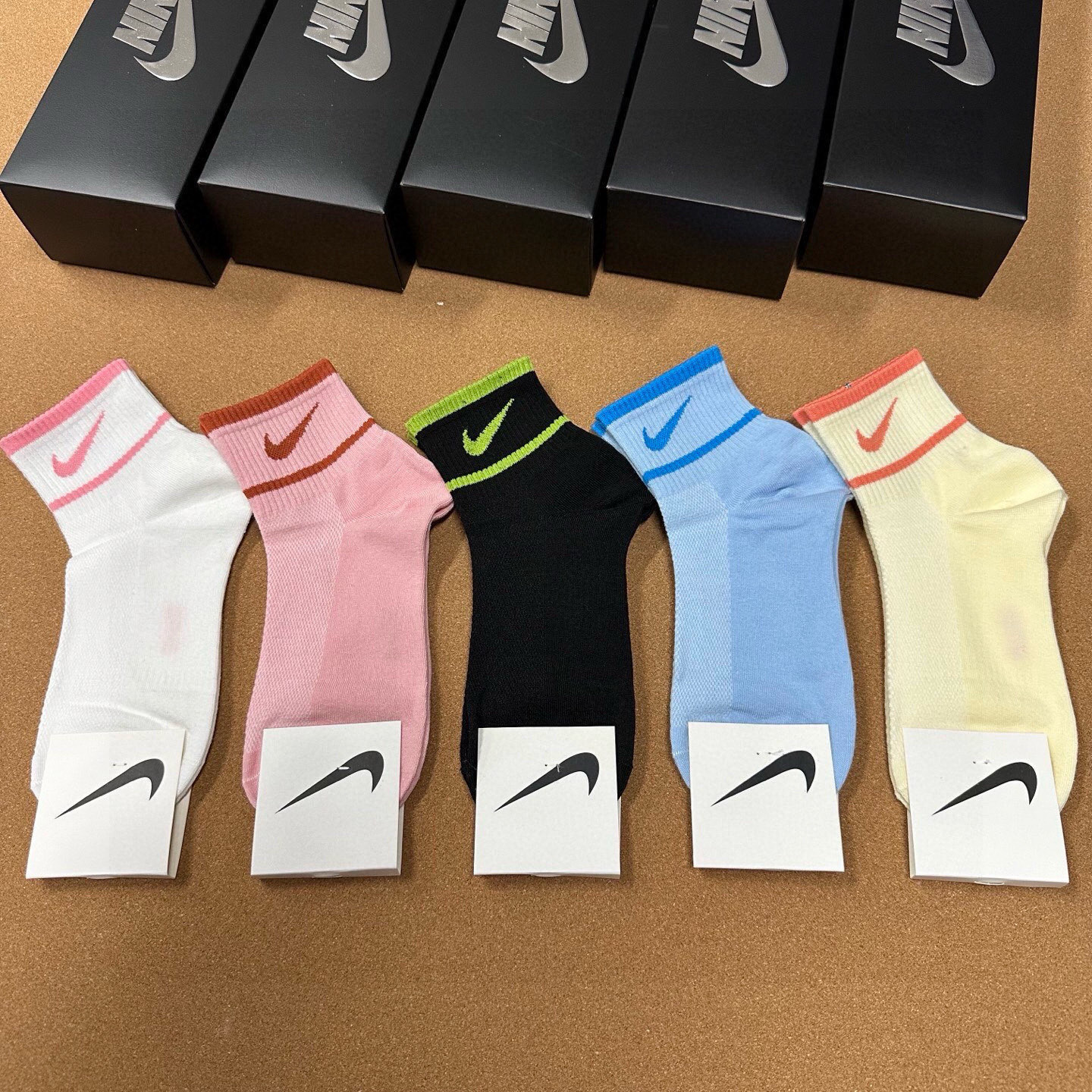 NO:677058,Nike · Nike's eternal classic and forever new women's mid-calf socks, made of combed cotton, breathable, sweat-absorbent, soft and comfortable, very nice on the feet [five pairs in a box] socks, stockings, socks, socks19860909 Nike · 耐克永远的经典永远的新品女款中筒袜,精梳棉材质,透气吸汗柔软舒适,上脚非常nice【一盒五双】袜子,丝袜,袜子,socks,accessory