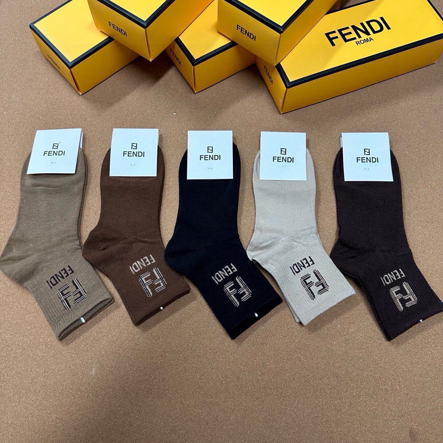 NO:677129,FENDI · Fendi FF new mid-calf women's socks [five pairs in a box] super classic double F logo, made of pure cotton material, breathable and comfortable, super nice and super popular small item, big name outing, fashionable people must have super easy to match socks, stockings, socks, fendi, fendi, socks19860909 FENDI · 芬迪FF新品中筒女款袜子【一盒五双】超级经典的双F标志,纯棉材质制造,透气舒适,超级nice超火爆小单品,大牌出街,潮人必备超好搭袜子,丝袜,袜子,fendi,fendi,socks,accessory