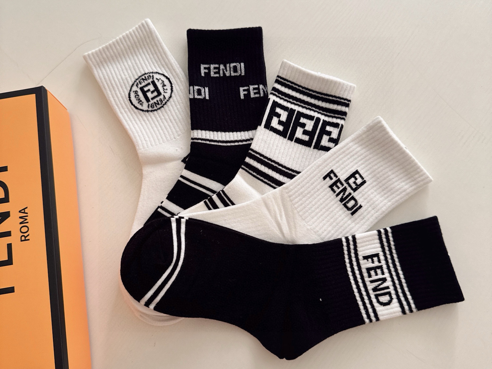 NO:677113,FENDI · Fendi FF new long socks [five pairs in a box] super classic double F logo, made of pure cotton material, breathable and comfortable, super nice and super popular small item, big name outing, fashionable people must have super easy to match socks, stockings, socks, fendi, fendi, socks19860909 FENDI · 芬迪FF新品长筒袜子【一盒五双】超级经典的双F标志,纯棉材质制造,透气舒适,超级nice超火爆小单品,大牌出街,潮人必备超好搭袜子,丝袜,袜子,fendi,fendi,socks,accessory