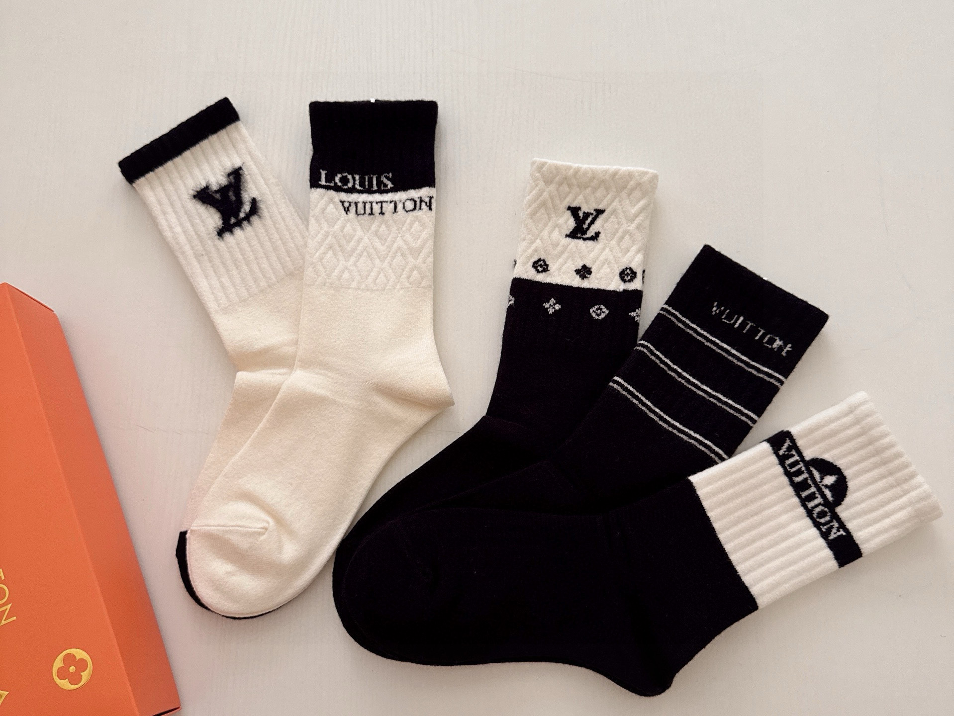 特价💰 99 🆕Louis Vuitton · 路易威登❗️驴家新品女款长筒羊绒袜❗羊绒材质️【一盒五双】提花经典LV标识，超级吸睛，实物超漂亮，大爱大赞❗️ins超火爆小单品，大牌出街，潮人必备🔥超好搭❗️