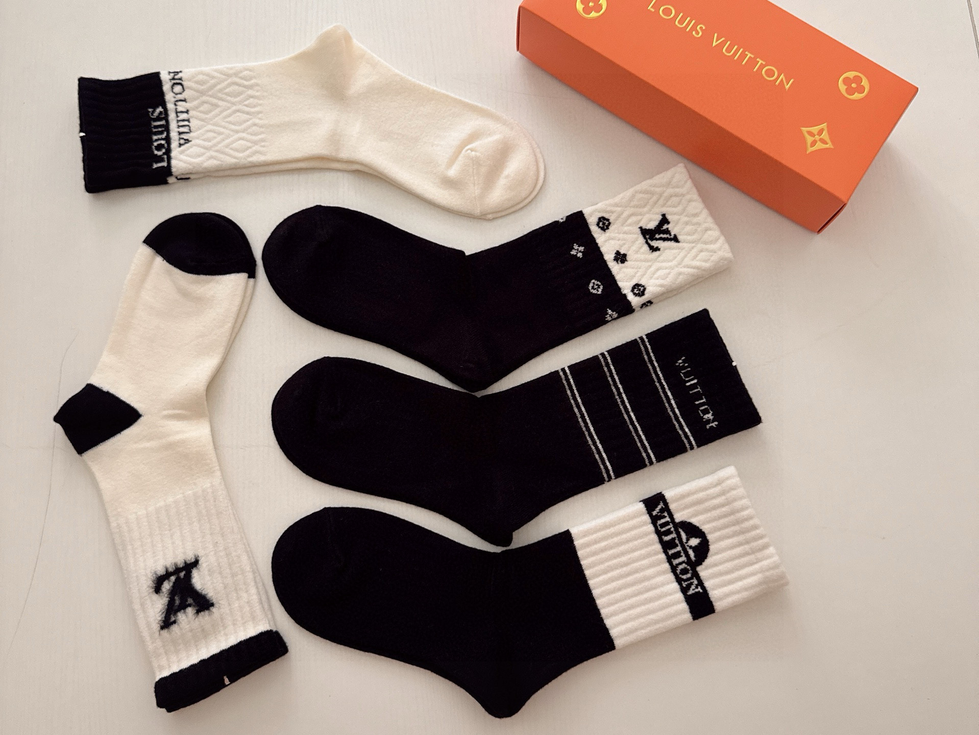 特价💰 99 🆕Louis Vuitton · 路易威登❗️驴家新品女款长筒羊绒袜❗羊绒材质️【一盒五双】提花经典LV标识，超级吸睛，实物超漂亮，大爱大赞❗️ins超火爆小单品，大牌出街，潮人必备🔥超好搭❗️