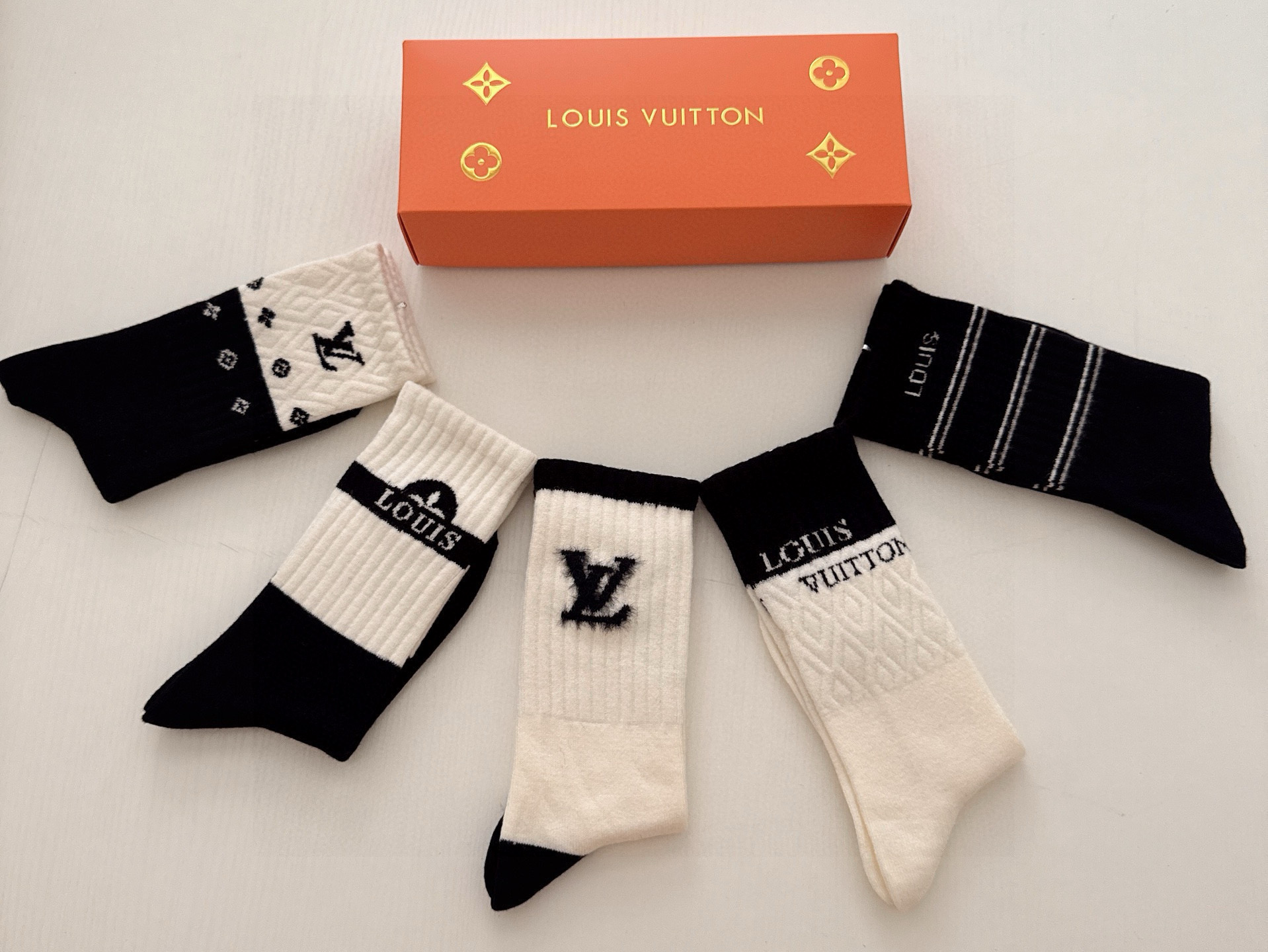 特价💰 99 🆕Louis Vuitton · 路易威登❗️驴家新品女款长筒羊绒袜❗羊绒材质️【一盒五双】提花经典LV标识，超级吸睛，实物超漂亮，大爱大赞❗️ins超火爆小单品，大牌出街，潮人必备🔥超好搭❗️