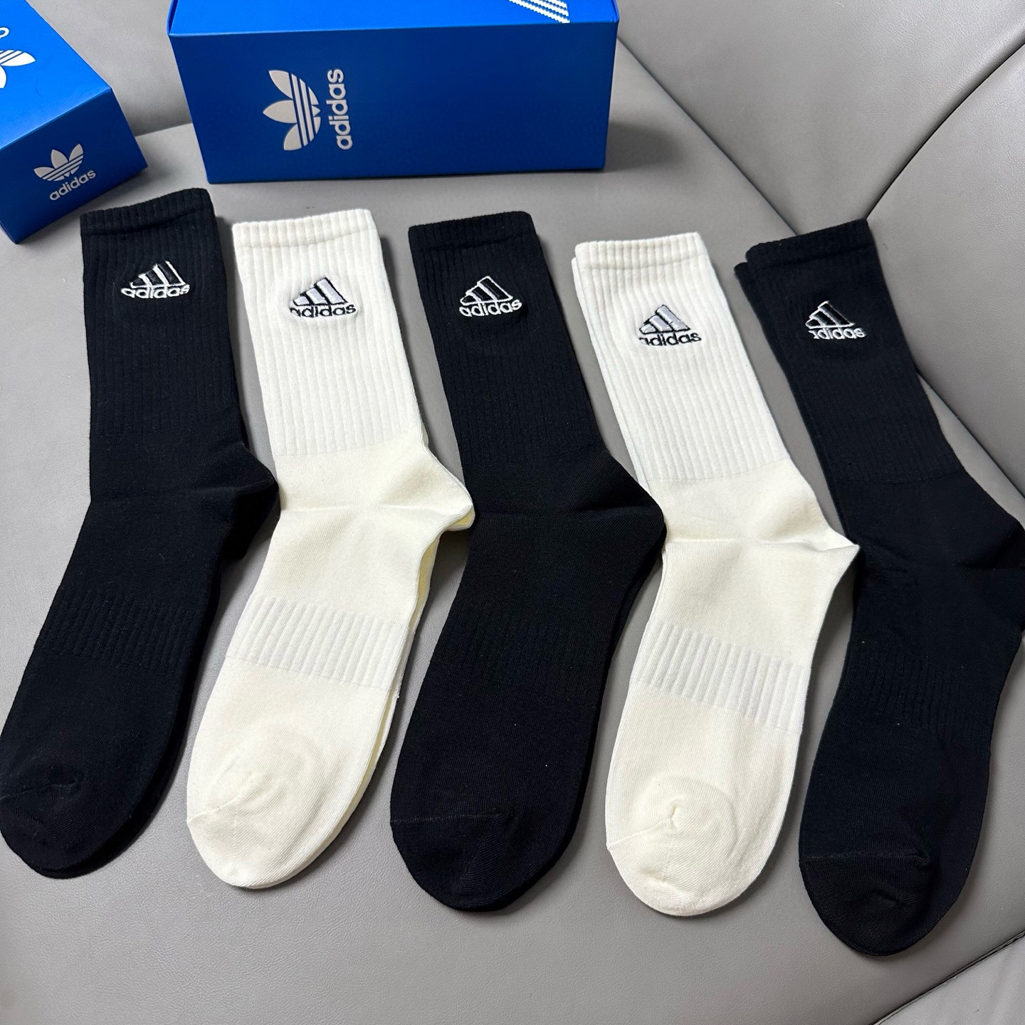 特价💰 99 🆕Adidas · 阿迪达斯❗️新品女款长筒袜子，火爆全网的三叶草❗️☘万针刺绣️logo超级nice❗️❗️设计惊艳绝伦超级好看❗️ins今年超火爆元素单品❗️纯棉材质，非常柔软舒适❗️【一盒五双】❗️