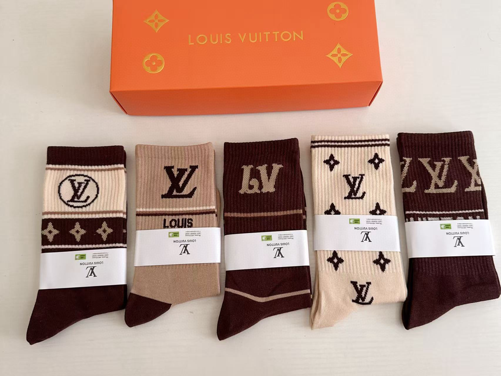 特价💰 99 🆕Louis Vuitton · 路易威登❗️驴家新品女款长筒袜子❗️【一盒五双】纯棉材质，提花经典标志，柔软舒适透气，提花经典标志，炒鸡nice的款式大牌出街，潮人必备🔥超好搭❗️