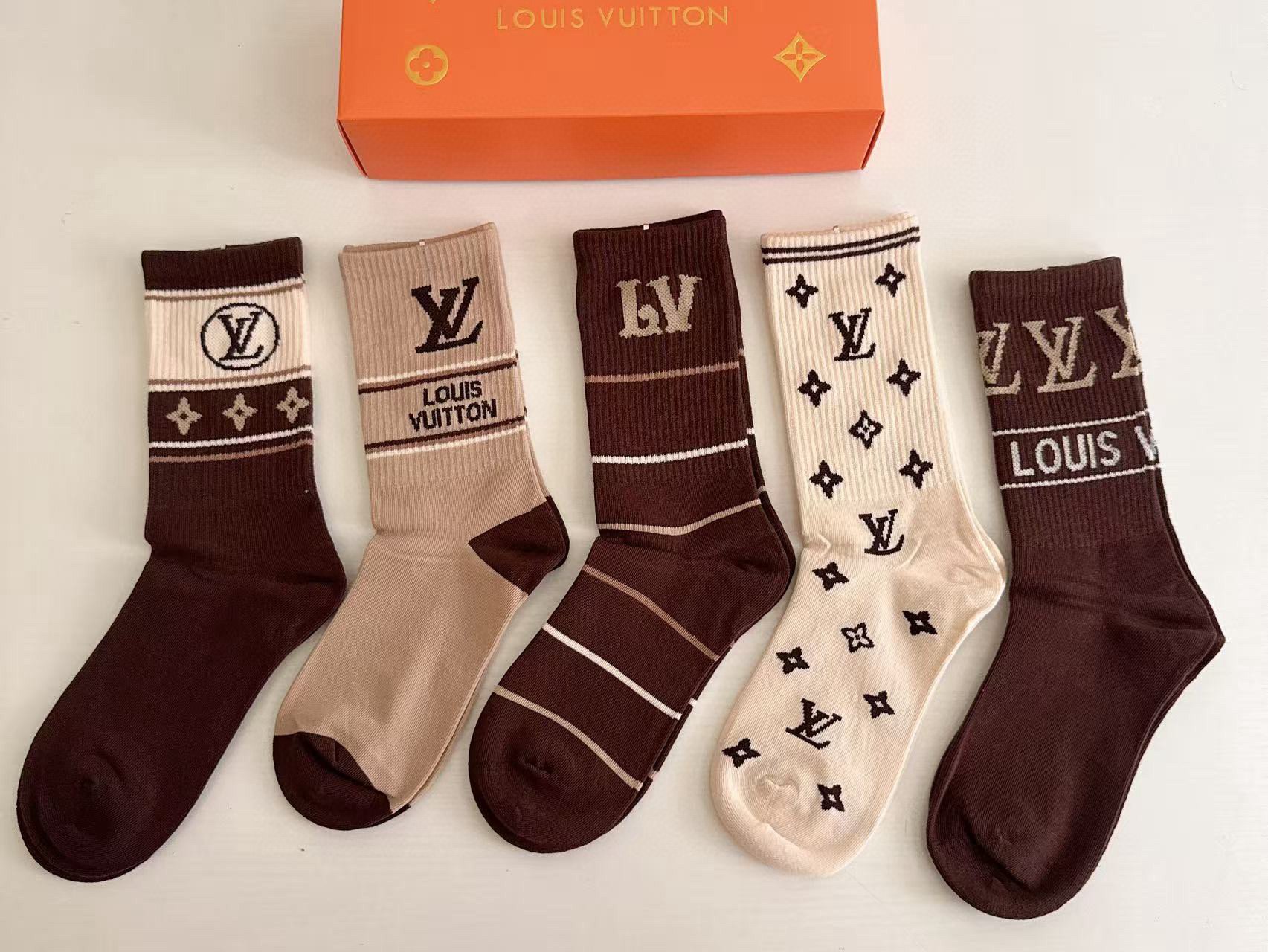 特价💰 99 🆕Louis Vuitton · 路易威登❗️驴家新品女款长筒袜子❗️【一盒五双】纯棉材质，提花经典标志，柔软舒适透气，提花经典标志，炒鸡nice的款式大牌出街，潮人必备🔥超好搭❗️