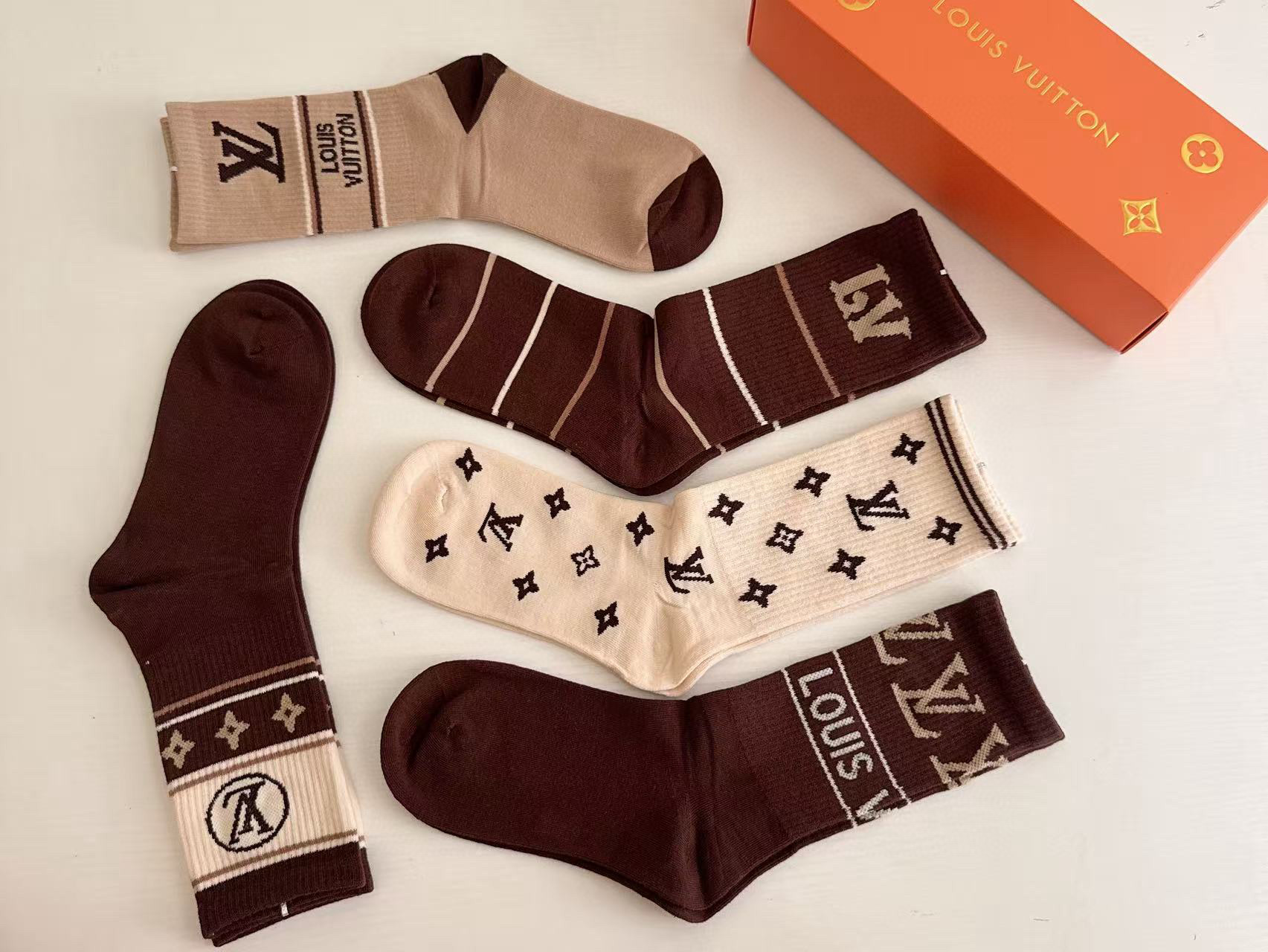 特价💰 99 🆕Louis Vuitton · 路易威登❗️驴家新品女款长筒袜子❗️【一盒五双】纯棉材质，提花经典标志，柔软舒适透气，提花经典标志，炒鸡nice的款式大牌出街，潮人必备🔥超好搭❗️