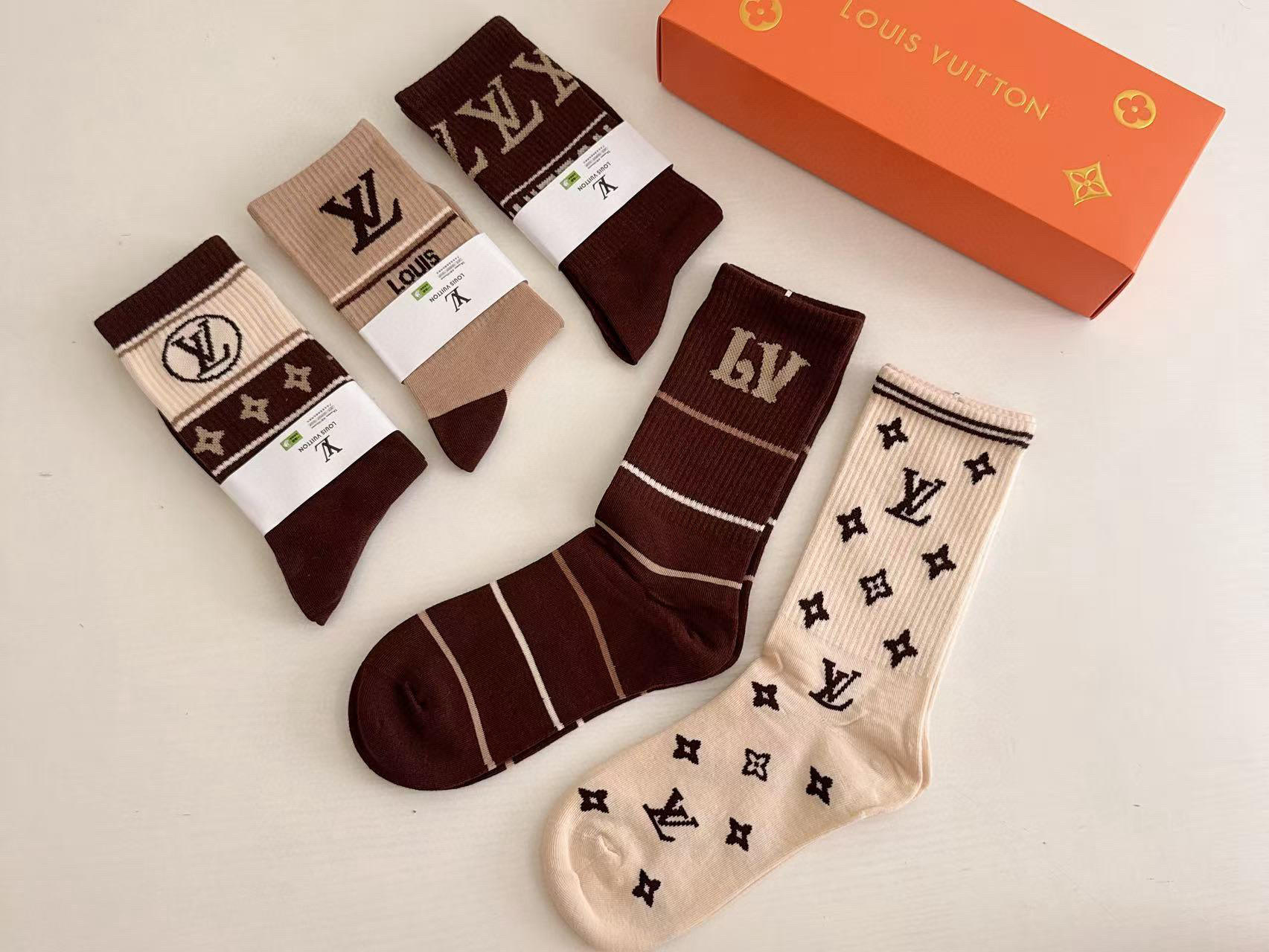 特价💰 99 🆕Louis Vuitton · 路易威登❗️驴家新品女款长筒袜子❗️【一盒五双】纯棉材质，提花经典标志，柔软舒适透气，提花经典标志，炒鸡nice的款式大牌出街，潮人必备🔥超好搭❗️