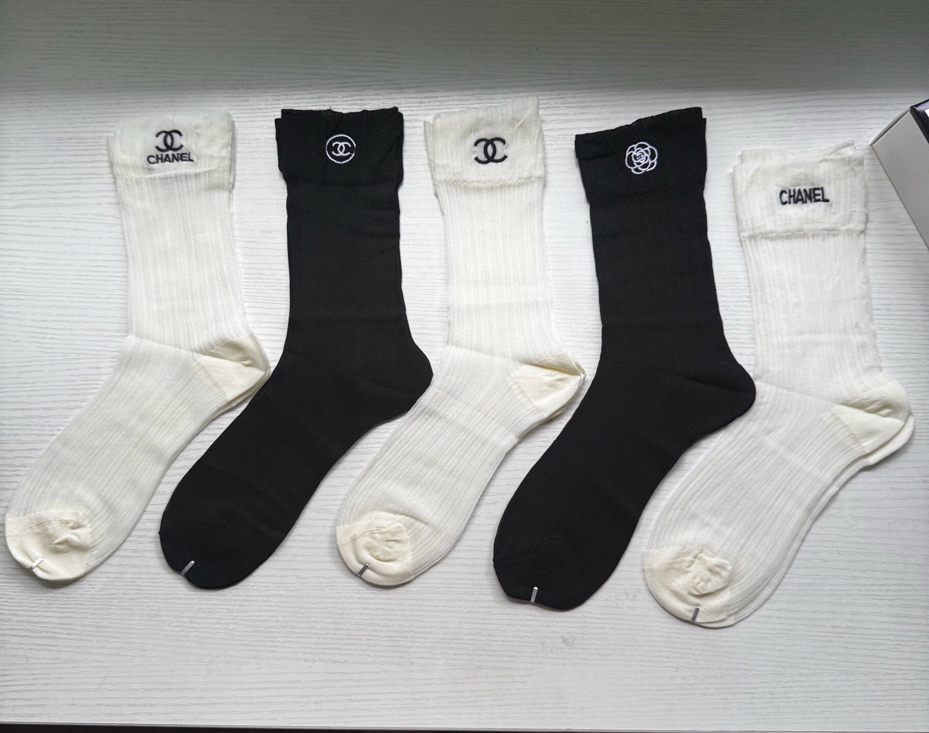 NO:702251,Chanel · Chanel CH new internet celebrity women's socks [five pairs in a box] made of ice silk, thin, cool, breathable and comfortable, super nice and popular small items, big names on the street, must-have socks for fashionistas, stockings, socks, chanel, chanel, socks19860909 Chanel · 香奈儿 CH新品网红女款袜子【一盒五双】冰丝材质,轻薄冰凉透气舒适,超级nice超火爆小单品,大牌出街,潮人必备超好搭袜子,丝袜,袜子,chanel,chanel,socks,accessory