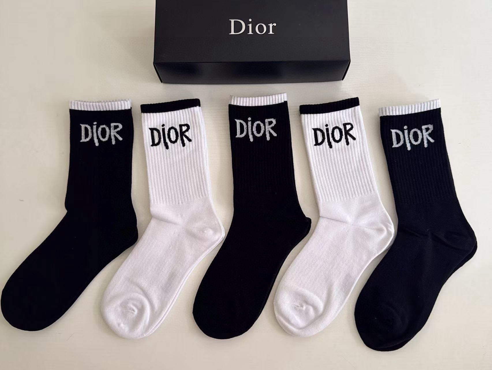 NO:702255,Dior · Dior D's new women's long socks [five pairs in a box] made of pure cotton, soft and comfortable on the feet, jacquard classic logo, fried chicken, nice big name out on the street, fashionable people must have super matching socks, stockings, socks, dior, dior, dior, socks19860909 Dior · 迪奥D家新品女款长筒袜子【一盒五双】纯棉材质,上脚柔软舒适,提花经典logo,炒鸡nice大牌出街,潮人必备超好搭袜子,丝袜,袜子,dior,dior,dior,socks,accessory