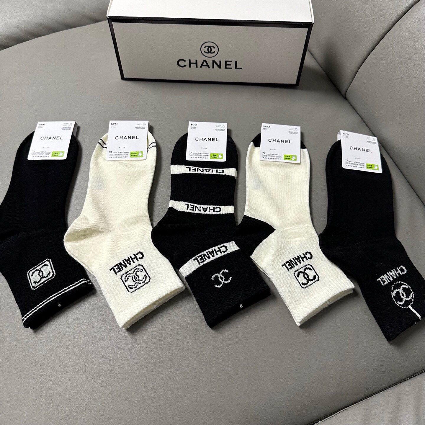 NO:702299,Chanel · Chanel's new women's mid-calf socks [five pairs in a box] made of pure cotton, soft, comfortable and breathable, jacquard classic logo, fried chicken nice, big-name streetwear, fashionable people must-have super matching socks, stockings, socks, chanel, chanel, socks19860909 Chanel · 香奈儿香奶奶家新品女款中筒袜子【一盒五双】纯棉材质,柔软舒适透气,提花经典标志,炒鸡nice,大牌出街,潮人必备超好搭袜子,丝袜,袜子,chanel,chanel,socks,accessory