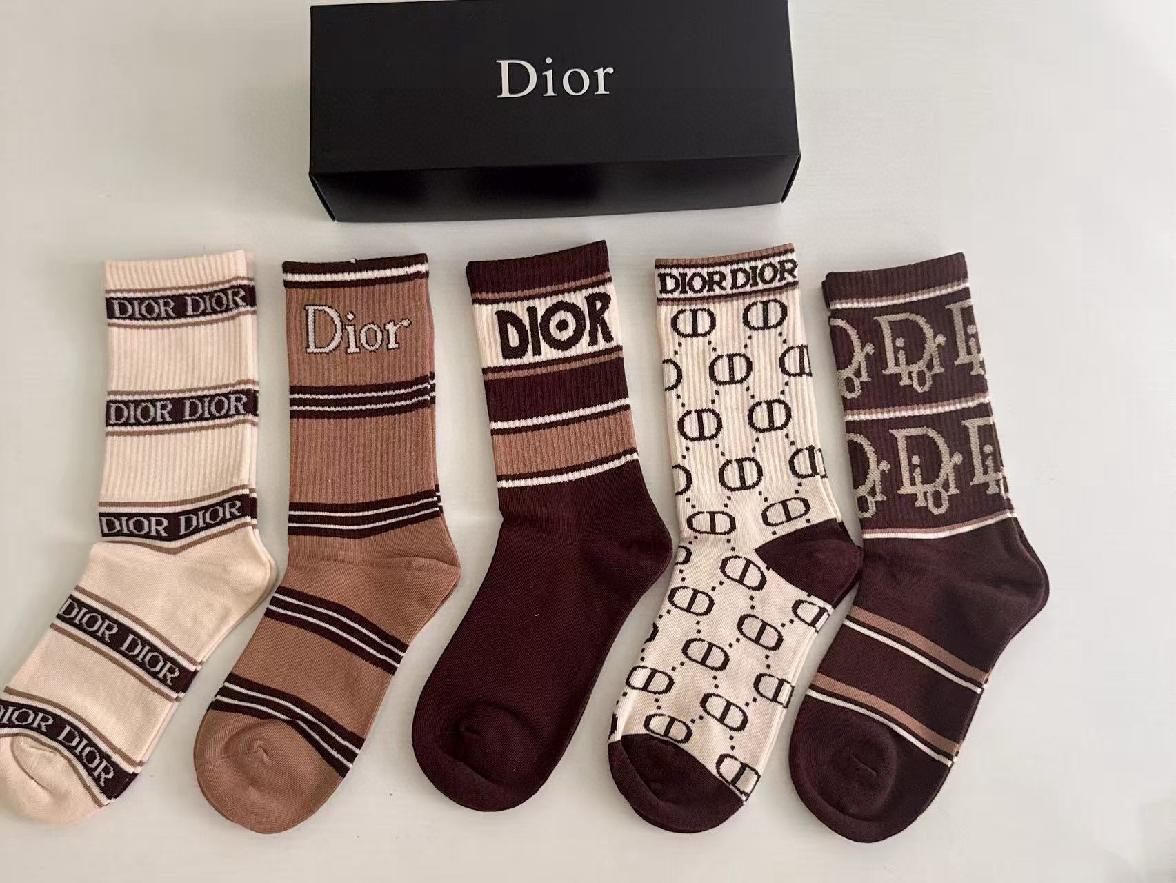 NO:718930,Dior · Dior D's new women's long socks [five pairs in a box] are made of pure cotton, soft and comfortable on the feet, full of classic presbyopia logos, fried chicken and nice big brands are out on the street, fashionable people must have super matching socks, stockings, socks, dior, dior, dior, socks19860909 Dior · 迪奥D家新品女款长筒袜子【一盒五双】纯棉材质,上脚柔软舒适,满满的老花经典logo,炒鸡nice大牌出街,潮人必备超好搭袜子,丝袜,袜子,dior,dior,dior,socks,accessory