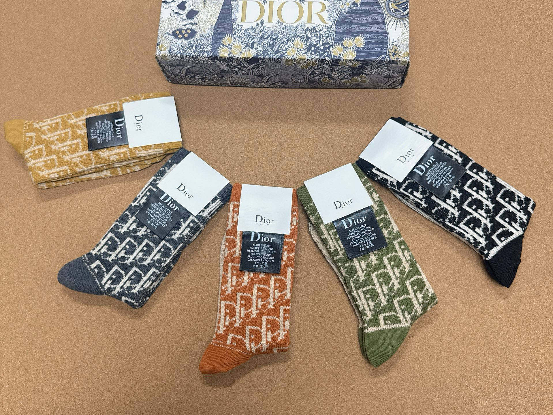 NO:718932,Dior · Dior D long tube women's socks [five pairs in a box] The super classic D letter logo is never tired of. Made of pure cotton, double-needle and double-way weaving, breathable, soft and comfortable on the feet, all products are ordered, super niceins trendy and popular small items, big names go out, fashionable people must have super good socks, stockings, socks, dior, dior, dior, socks19860909 Dior · 迪奥D家长筒女款袜子【一盒五双】超级经典的D家字母标志百看不厌纯棉材质,双针双路织造,上脚透气柔软舒适,全品相订单,超级niceins潮火爆小单品,大牌出街,潮人必备超好搭袜子,丝袜,袜子,dior,dior,dior,socks,accessory