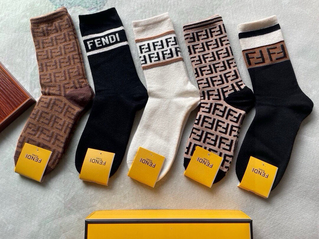 NO:718956,Fendi · Fendi F's new women's mid-tube rabbit fleece socks [knock on the blackboard to mark the key points, rabbit velvet material skin care and heat storage] [five pairs in a box] F's counter synchronized socks, jacquard classic double F logo on the socks, super eye-catching, super beautiful in kind, super popular small item in ins, big name outing, fashionable people must have super good socks, stockings, socks, fendi, fendi, fendi, socks19860909 Fendi · 芬迪F家新品女款中筒兔绒袜【敲黑板划重点兔绒材质护肤蓄热】【一盒五双】F家专柜同步长袜,袜身提花经典双F标志,超级吸睛,实物超漂亮,大爱大赞ins超火爆小单品,大牌出街,潮人必备超好搭袜子,丝袜,袜子,fendi,fendi,fendi,socks,accessory