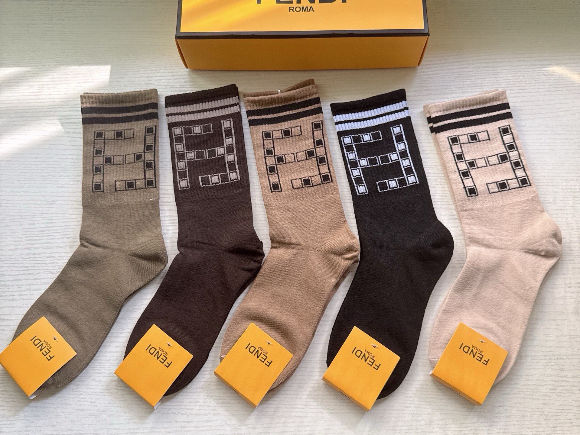 NO:719422,FENDI · Fendi FF new long socks [five pairs in a box] super classic double F logo, made of pure cotton material, breathable and comfortable, super nice and super popular small item, big name outing, fashionable people must have super easy to match socks, stockings, socks, fendi, fendi, socks19860909 FENDI · 芬迪FF新品长筒袜子【一盒五双】超级经典的双F标志,纯棉材质制造,透气舒适,超级nice超火爆小单品,大牌出街,潮人必备超好搭袜子,丝袜,袜子,fendi,fendi,socks,accessory