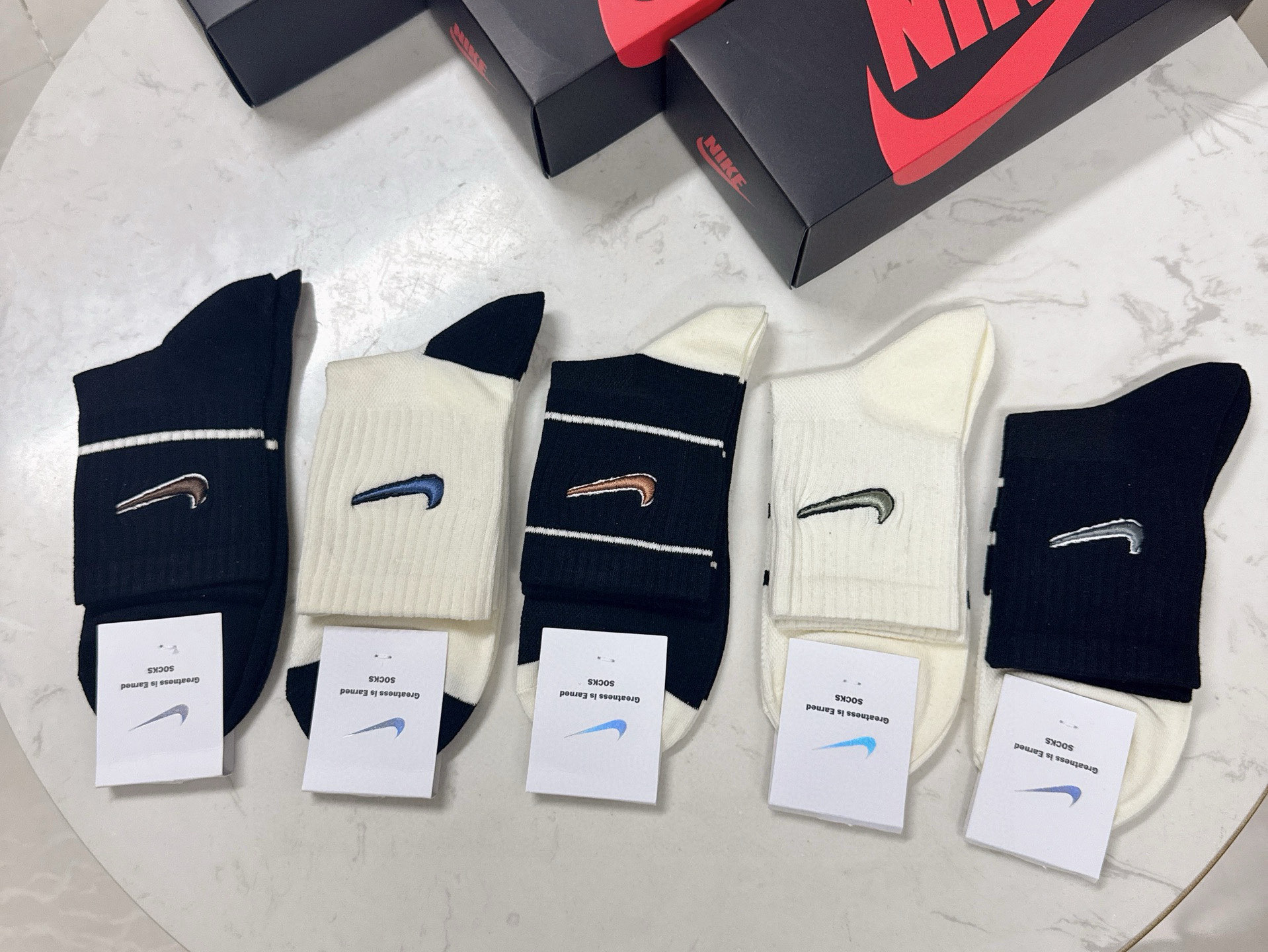 NO:719430,[NIKE · Nike] JUST DOIT. The logo is super nice and popular all over the Internet. It is definitely your go-to tool for this spring and summer. This year’s super popular super popular Internet celebrity socks are colorfully embroidered with classic logo. They are extremely popular. Made of combed cotton, soft and breathable, suitable for all seasons. A must-have for the streets of Europe and the United States. [Five pairs in a box] socks, stockings, socks, socks19860909【NIKE · 耐克】JUST DOIT. logo超级nice火爆全网,绝对是你这个春夏的搭配神器ins今年超火爆超级爆款网红袜子彩绣经典logo,火爆至极精梳棉材质,柔软透气,四季通用,欧美大牌街头必备【一盒五双】袜子,丝袜,袜子,socks,accessory