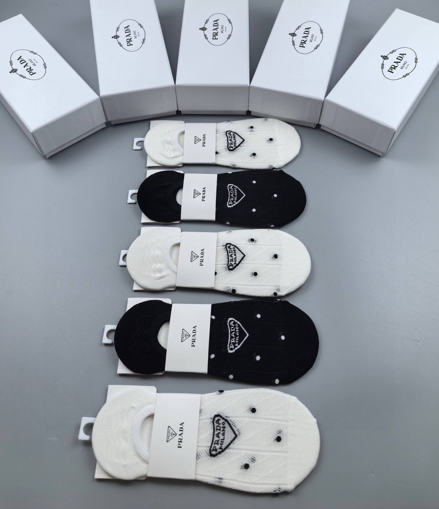 NO:719464,Prada · Prada's new women's invisible socks [five pairs in a box] jacquard classic logo, pure cotton material, super comfortable and beautiful, big-name streetwear, fashionable people must-have super easy-to-match socks, stockings, socks, prada, prada, socks19860909 Prada · 普拉达新品女款隐形袜子【一盒五双】提花经典标志,纯棉材质,超舒适超美腻大牌出街,潮人必备超好搭袜子,丝袜,袜子,prada,prada,socks,accessory