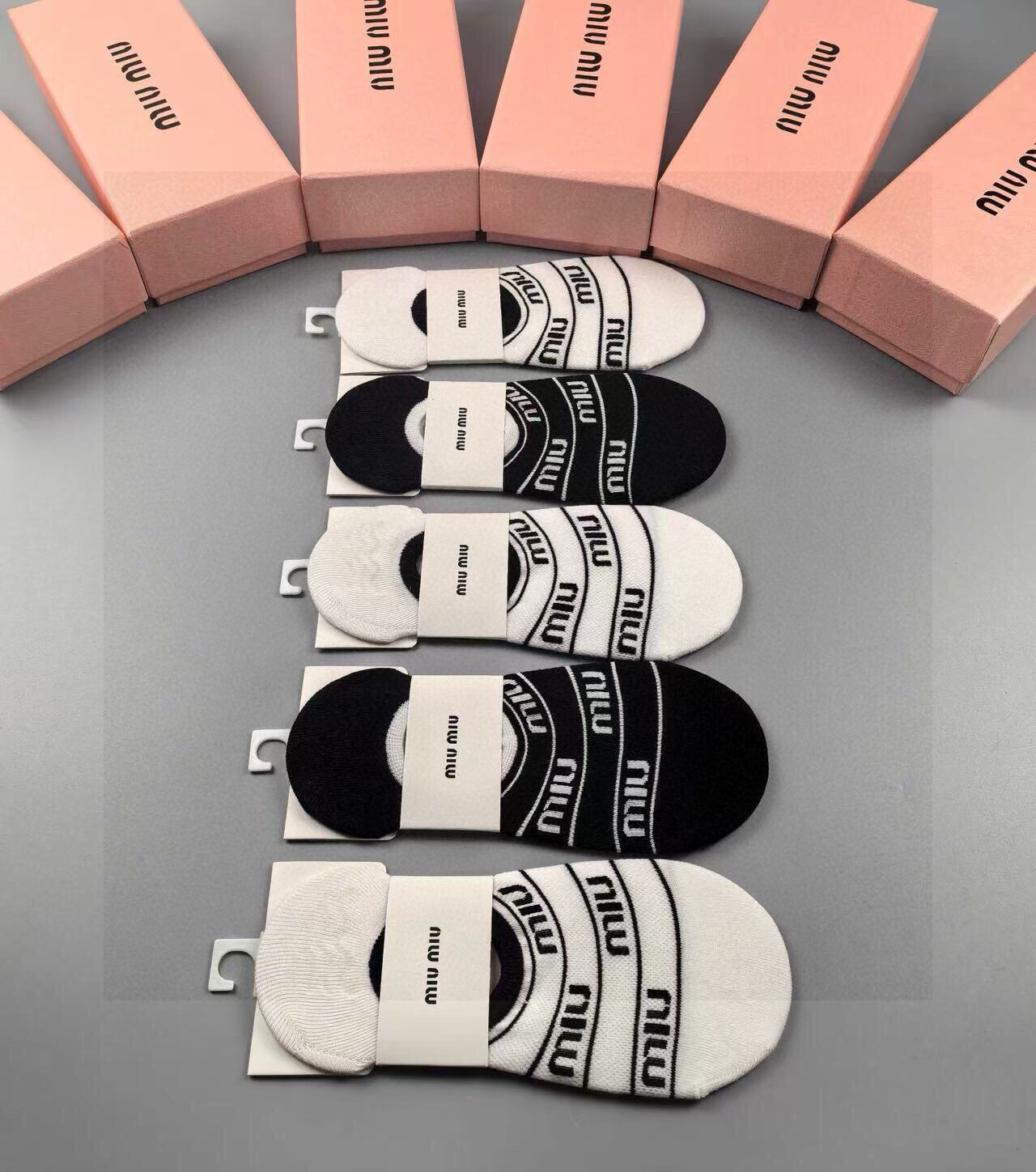 NO:767337,miumiu · Miumiu's new women's invisible socks [five pairs in a box] jacquard classic letter logo, pure cotton material, super comfortable and beautiful, big-name streetwear, fashionable people must-have super easy-to-match socks, stockings, socks, miumiu, socks19860909 miumiu · 缪缪新品女款隐形袜子【一盒五双】提花经典字母标志,纯棉材质,超舒适超美腻大牌出街,潮人必备超好搭袜子,丝袜,袜子,miumiu,socks,accessory