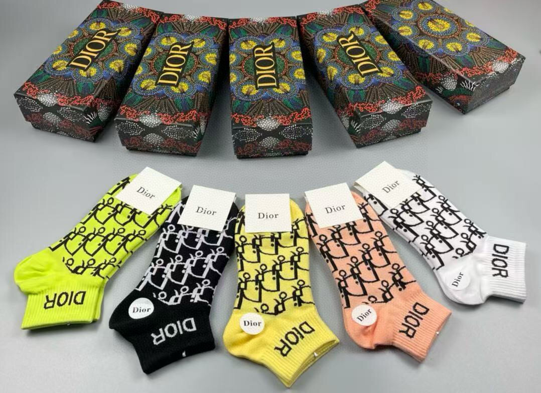 NO:767373,Dior · Dior D's women's socks [five pairs in a box] made of pure cotton, soft and comfortable on the feet, classic D's letter logo, fried chicken, nice big name out on the street, fashionable people's must-have socks, stockings, socks, dior, dior, dior, socks19860909 Dior · 迪奥D家女款袜子【一盒五双】纯棉材质,上脚柔软舒适,经典的D家字母logo,炒鸡nice大牌出街,潮人必备超好搭袜子,丝袜,袜子,dior,dior,dior,socks,accessory