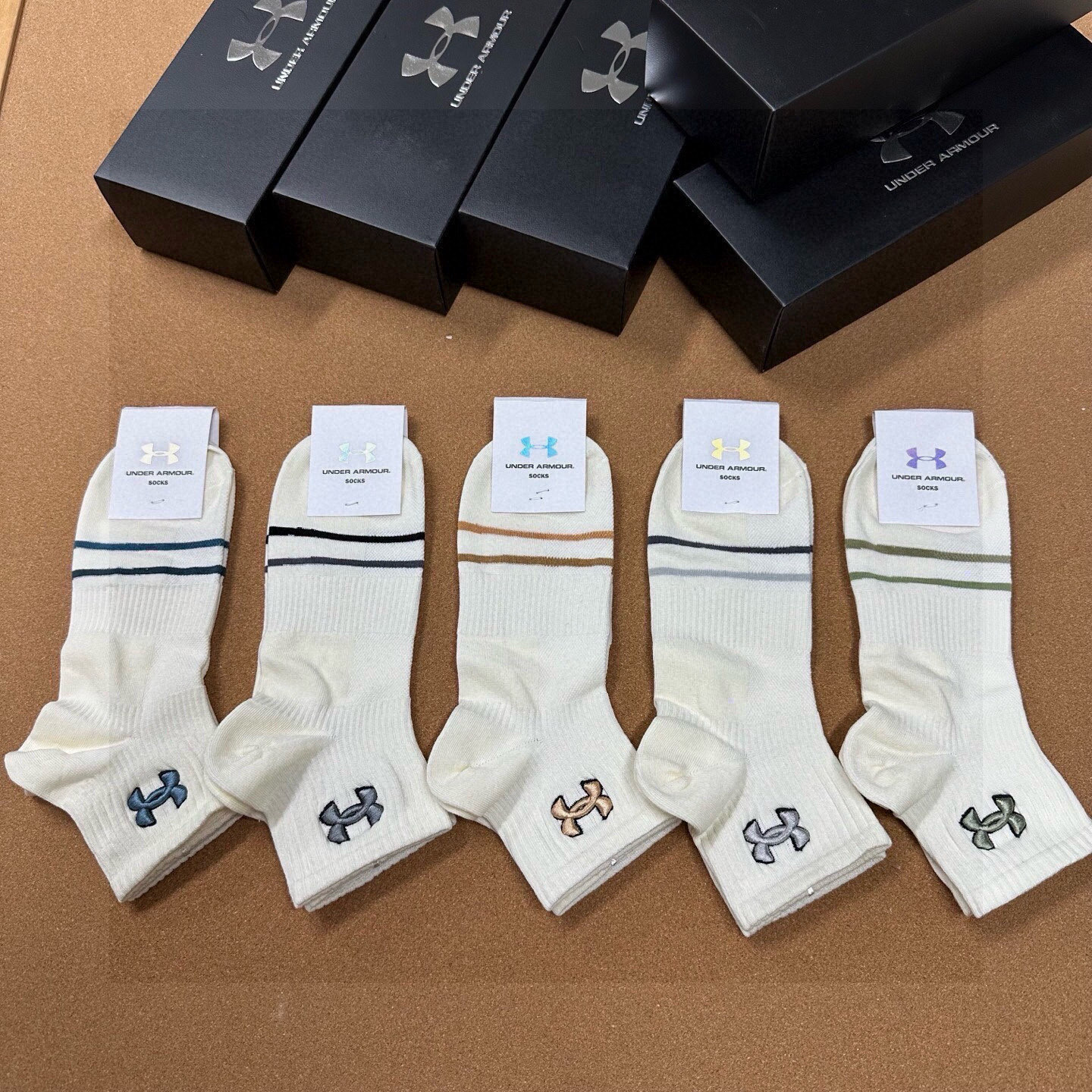 NO:767349,[Under Armor · Under Armour] A popular small item on the Internet, it is definitely your go-to item for this spring and summer. This year's super popular and super popular Internet celebrity socks are colorfully embroidered with classic logos. They are extremely popular and are made of combed cotton. They are soft and breathable. They can be used in all seasons. They are a must-have for the streets of Europe and the United States. [Five pairs in a box] socks, stockings, socks, socks19860909【Under Armour · 安德玛】火爆全网小单品,绝对是你这个春夏的搭配神器ins今年超火爆超级爆款网红袜子彩绣经典logo,火爆至极精梳棉材质,柔软透气,四季通用,欧美大牌街头必备【一盒五双】袜子,丝袜,袜子,socks,accessory