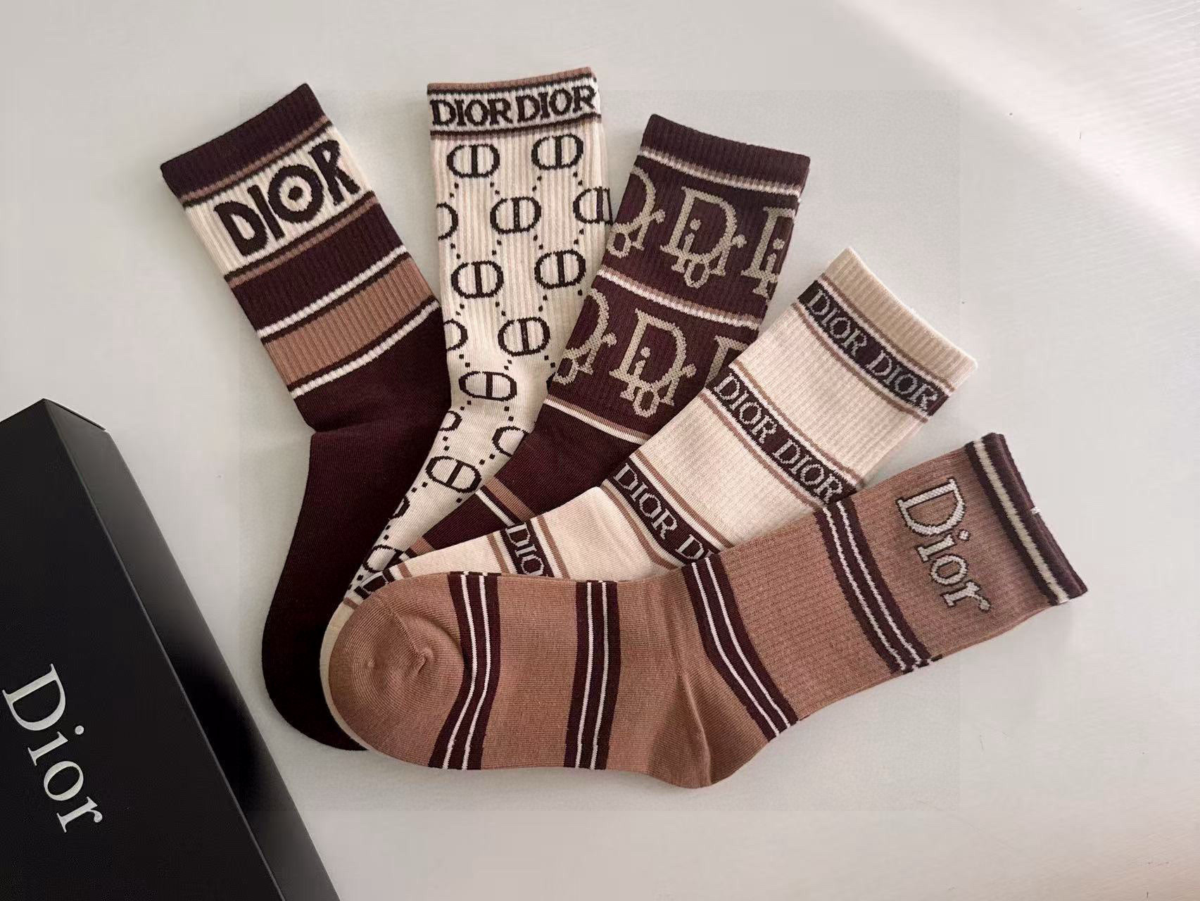 NO:767370,Dior · Dior D's new women's long socks [five pairs in a box] are made of pure cotton, soft and comfortable on the feet, full of classic presbyopia logos, fried chicken and nice big brands are out on the street, fashionable people must have super matching socks, stockings, socks, dior, dior, dior, socks19860909 Dior · 迪奥D家新品女款长筒袜子【一盒五双】纯棉材质,上脚柔软舒适,满满的老花经典logo,炒鸡nice大牌出街,潮人必备超好搭袜子,丝袜,袜子,dior,dior,dior,socks,accessory