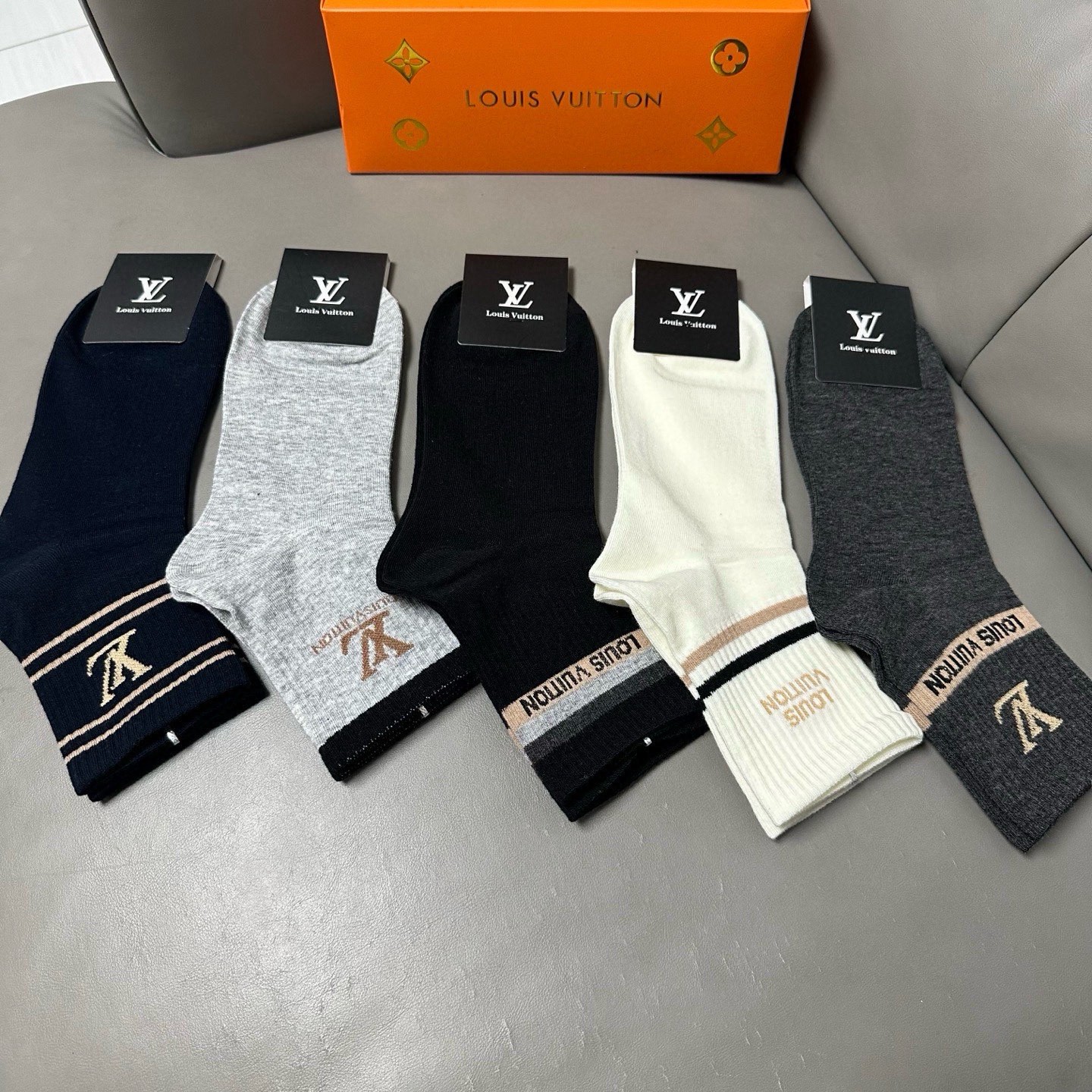NO:768305,Louis Vuitton · Louis Vuitton new men's socks [five pairs in a box] classic logo of Lvjia, made of pure cotton material, breathable and comfortable, super nice and popular small items, big brands, fashionable people must-have super easy to match socks, stockings, socks, louis vuitton, louis vuitton, louis vuitton, louis vuitton, socks19860909 Louis Vuitton · 路易威登驴家新品男款袜子【一盒五双】驴家经典logo,纯棉材质制造,透气舒适,超级nice超火爆小单品,大牌出街,潮人必备超好搭袜子,丝袜,袜子,louis vuitton,louis vuitton,louis vuitton,louis vuitton,socks,accessory