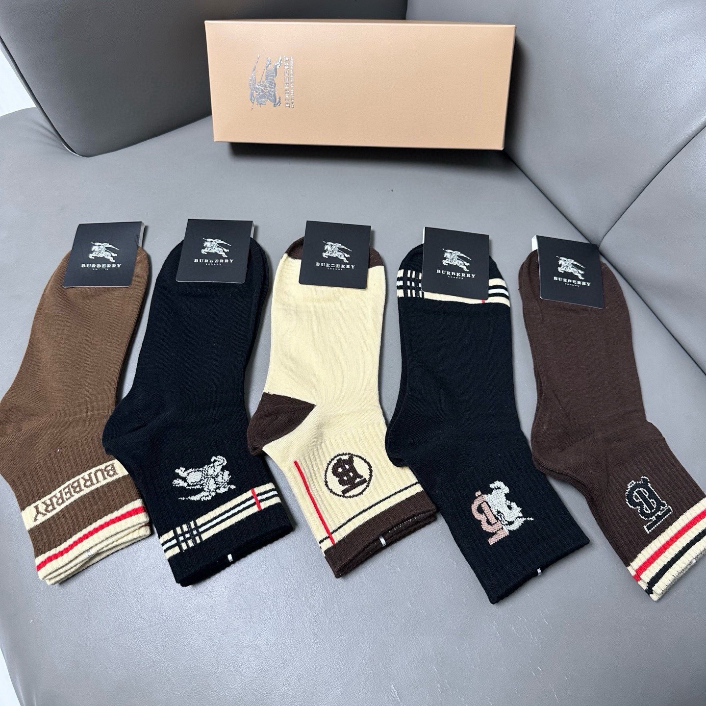 NO:768314,Burberry · Burberry B's new men's socks [five pairs in a box] are made of pure cotton material, soft and comfortable, and the jacquard classic brand's full name letters are matched with the never-ending classic BAG, which fully demonstrates the low-key luxury style of the brand for men. Ins is a super popular small item, a big name goes out, and a must-have for fashionable people. Super easy to match socks, stockings, socks, burberry, burberry, socks19860909 Burberry · 巴宝莉B家新品男款袜子【一盒五双】纯棉材质织造,柔软舒适,提花经典品牌全称字母搭配永不落幕的经典巴格,完全彰显该品牌男士的低调奢华风格ins超火爆小单品,大牌出街,潮人必备超好搭袜子,丝袜,袜子,burberry,burberry,socks,accessory