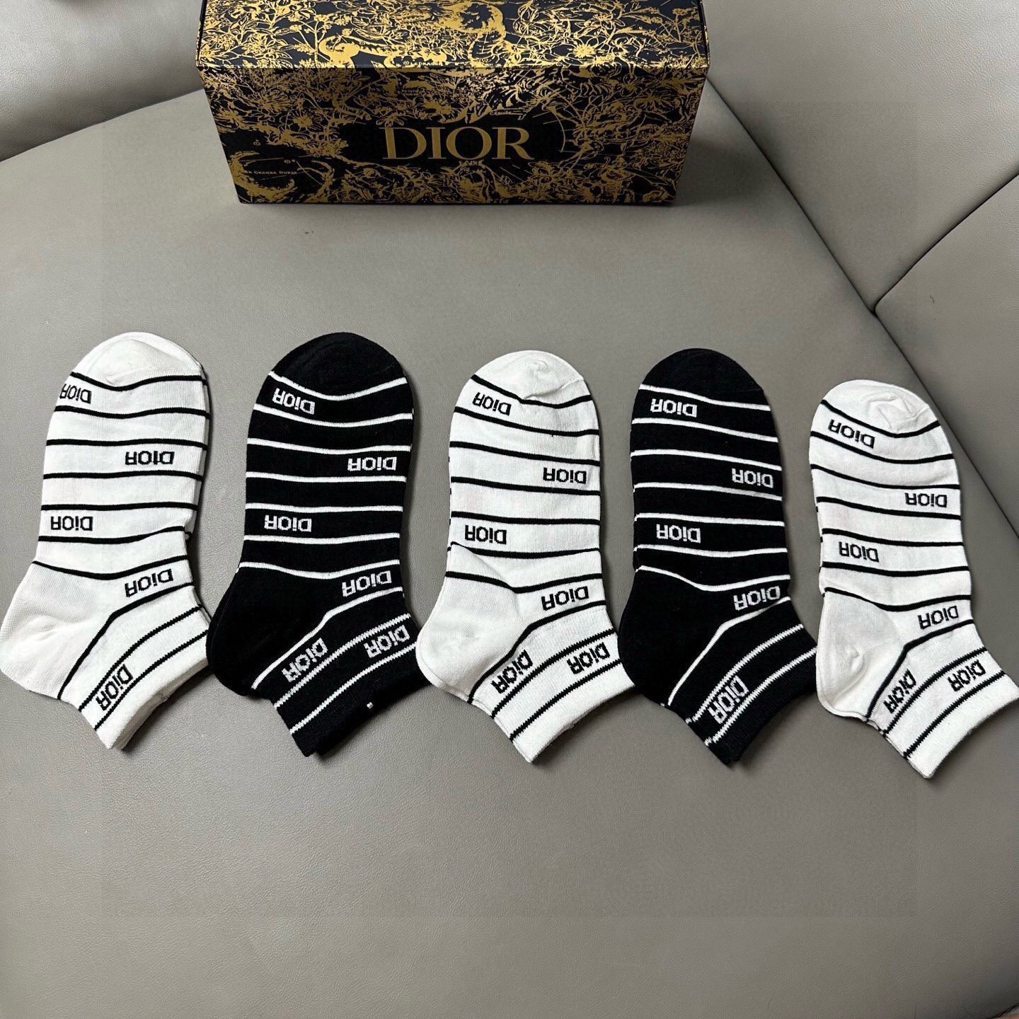 NO:768267,Dior · Dior D's new women's boat socks, [five pairs in a box] pure cotton material, soft and comfortable on the feet, classic D's letter logo, fried chicken and nice big brands are out on the street, fashionable people must have super easy-to-match socks, stockings, socks, dior, dior, dior, socks19860909 Dior · 迪奥D家新品女款船袜,【一盒五双】纯棉材质,上脚柔软舒适,经典的D家字母logo,炒鸡nice大牌出街,潮人必备超好搭袜子,丝袜,袜子,dior,dior,dior,socks,accessory