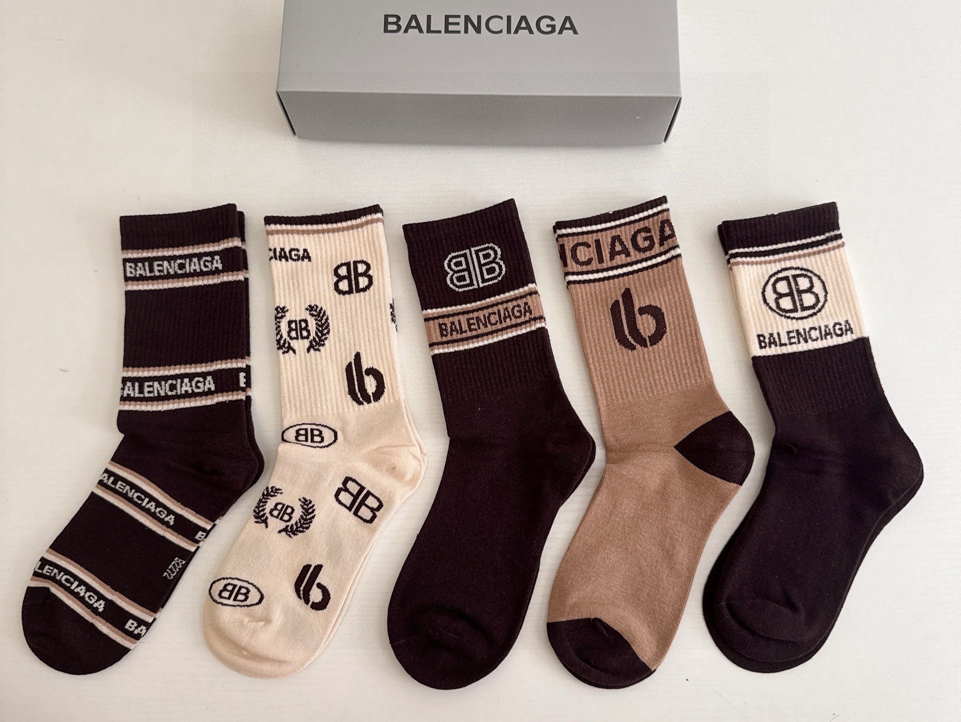 NO:768353,BALENCIAGA · Balenciaga Paris' new women's long socks [five pairs in a box] are made of pure cotton material, soft and comfortable on the feet, carefully selected colors match the latest Paris logo and big brands are out on the street, fashionable people must have super matching socks, stockings, socks, balenciaga, balenciaga, socks19860909 BALENCIAGA · 巴黎世家大巴黎新品女款长筒袜子【一盒五双】纯棉材质织造,上脚柔软舒适,精挑细选的颜色搭配最新大巴黎logo大牌出街,潮人必备超好搭袜子,丝袜,袜子,balenciaga,balenciaga,socks,accessory