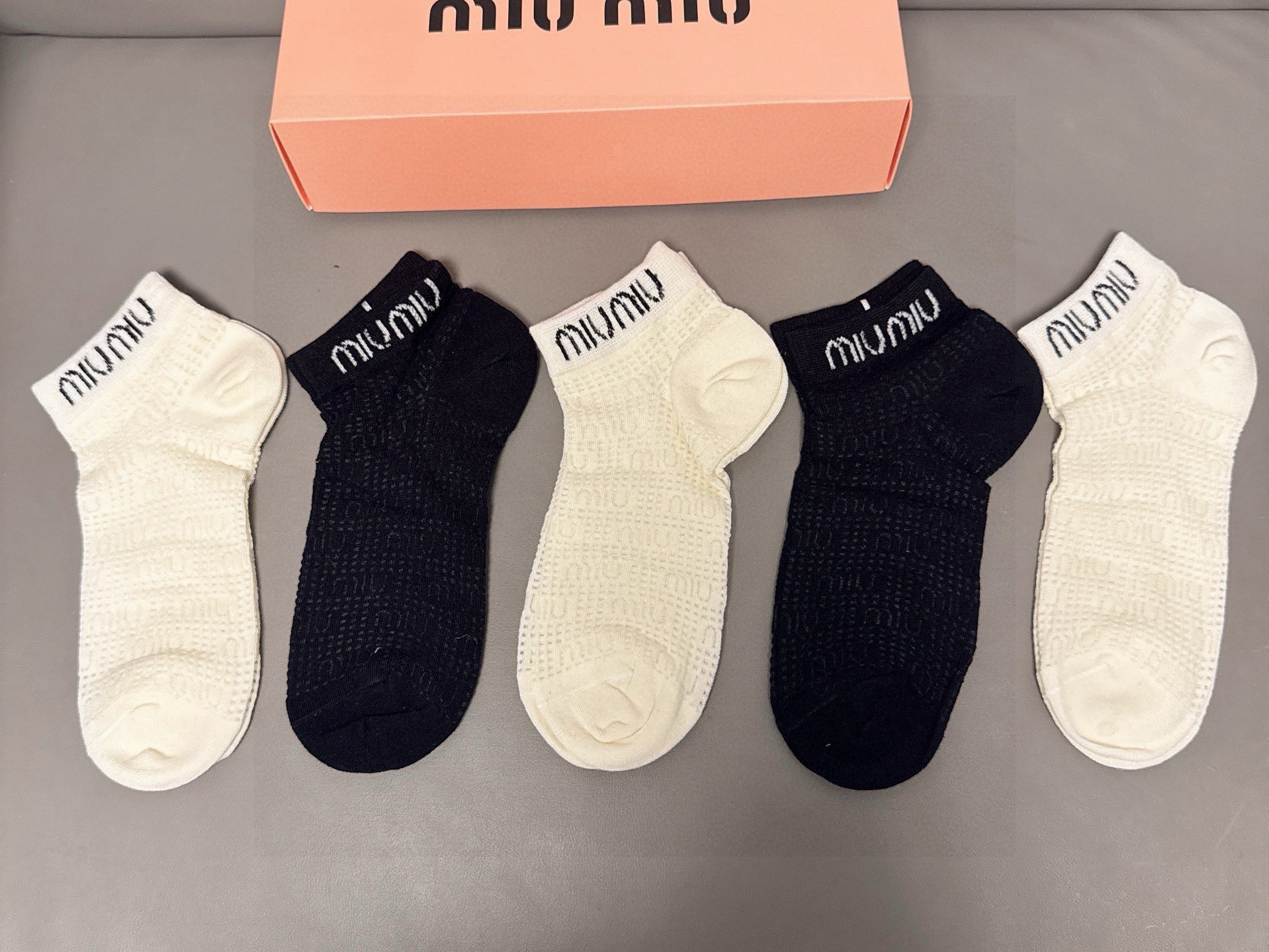 NO:768412,Miumiu · Miumiu new socks [five pairs in a box] jacquard classic logo, super nice, super beautiful in person, super popular small item, big name outing, fashionable people must-have super easy to match socks, stockings, socks, miumiu, socks19860909 Miumiu · 缪缪新品短袜【一盒五双】提花经典标志,超级nice,实物超漂亮,超火爆小单品,大牌出街,潮人必备超好搭袜子,丝袜,袜子,miumiu,socks,accessory