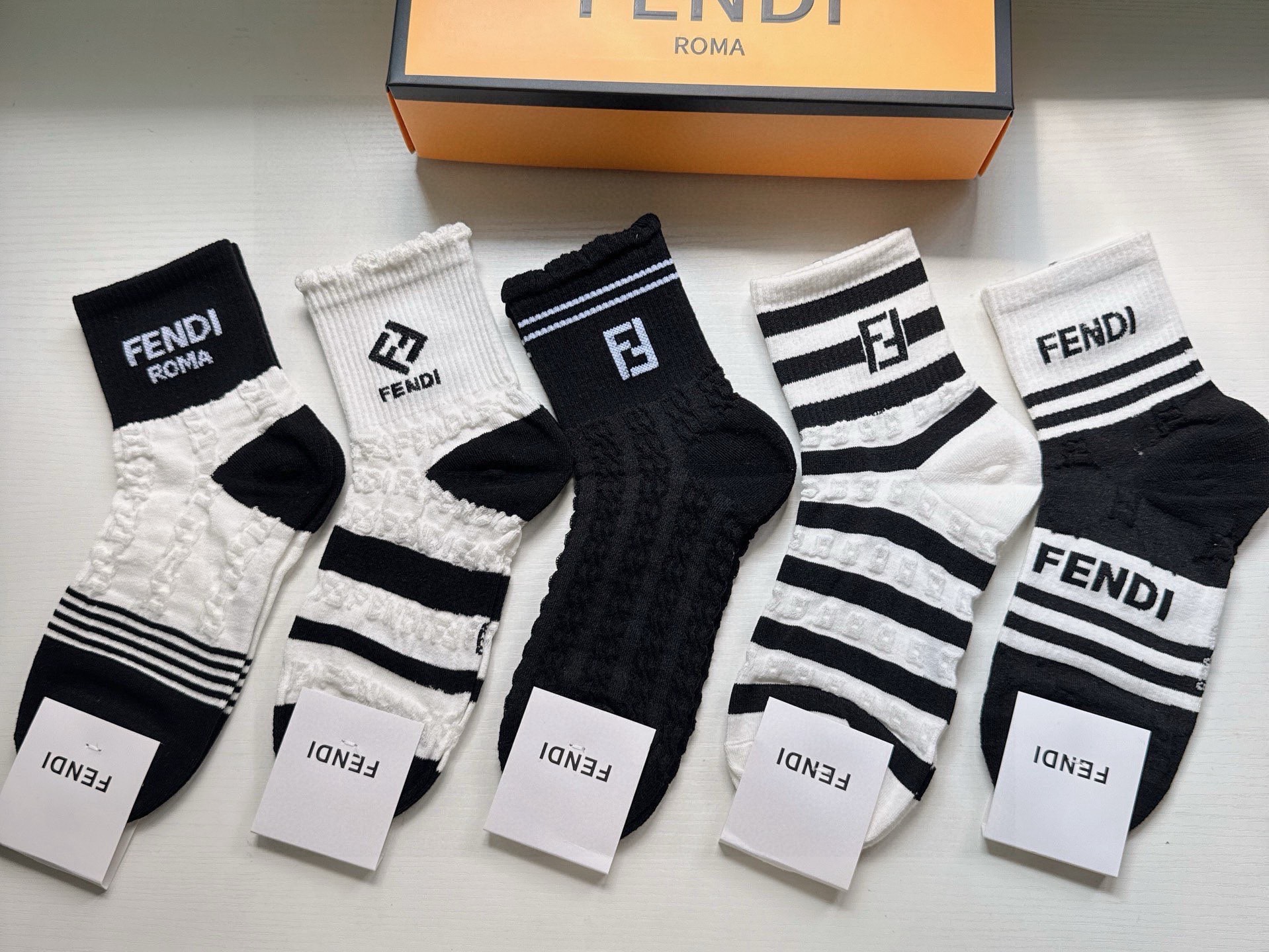 NO:769392,FENDI · Fendi FF new mid-calf women's socks [five pairs in a box] super classic double F logo, made of pure cotton material, breathable and comfortable, super nice and super popular small item, big name outing, fashionable people must have super easy to match socks, stockings, socks, fendi, fendi, socks19860909 FENDI · 芬迪FF新品中筒女款袜子【一盒五双】超级经典的双F标志,纯棉材质制造,透气舒适,超级nice超火爆小单品,大牌出街,潮人必备超好搭袜子,丝袜,袜子,fendi,fendi,socks,accessory