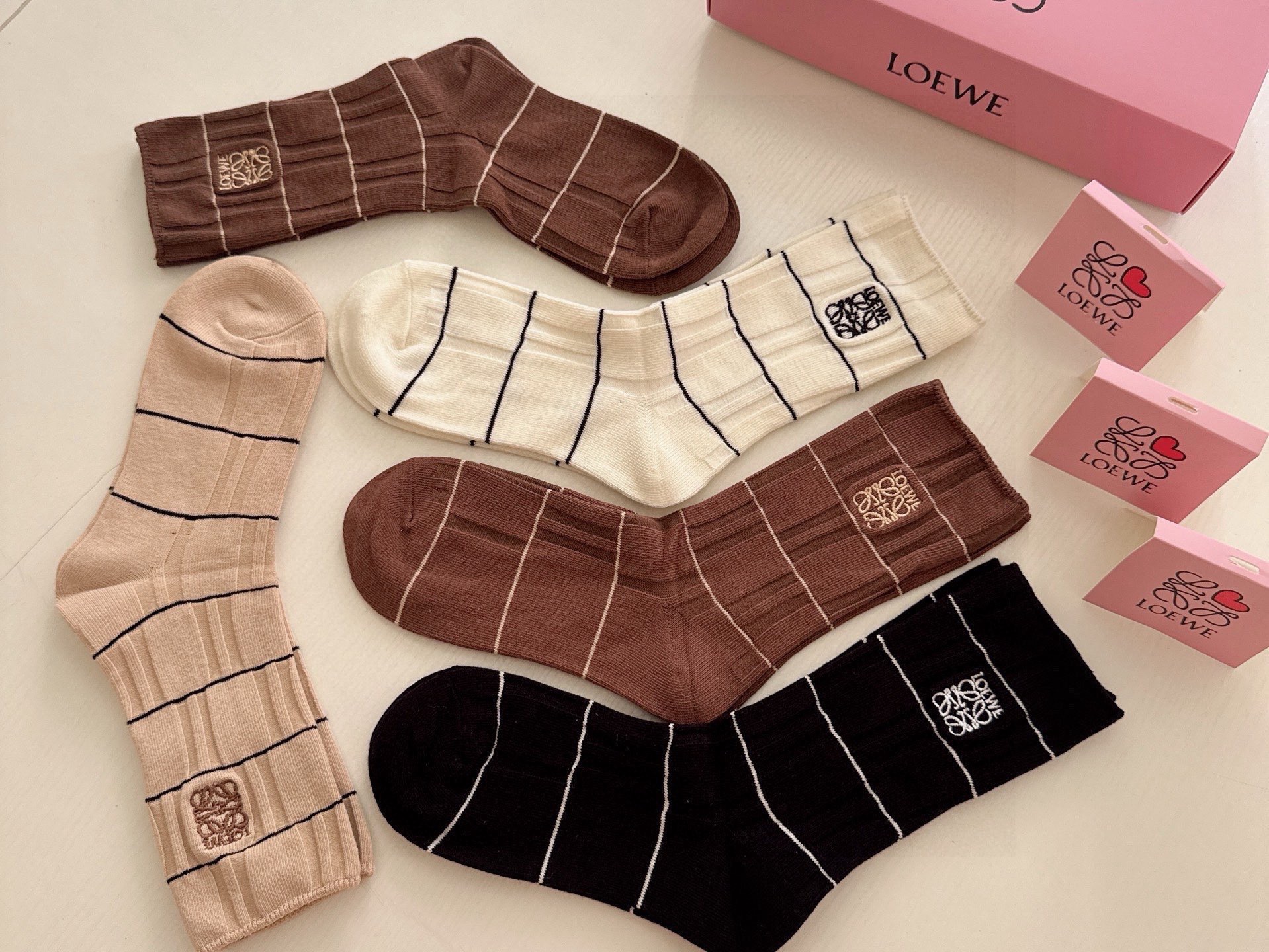 🆕Loewe · 罗意威新品女款长筒袜子❗️【一盒五双】刺绣经典标志搭配极简素色，超级吸睛，简单大气，纯