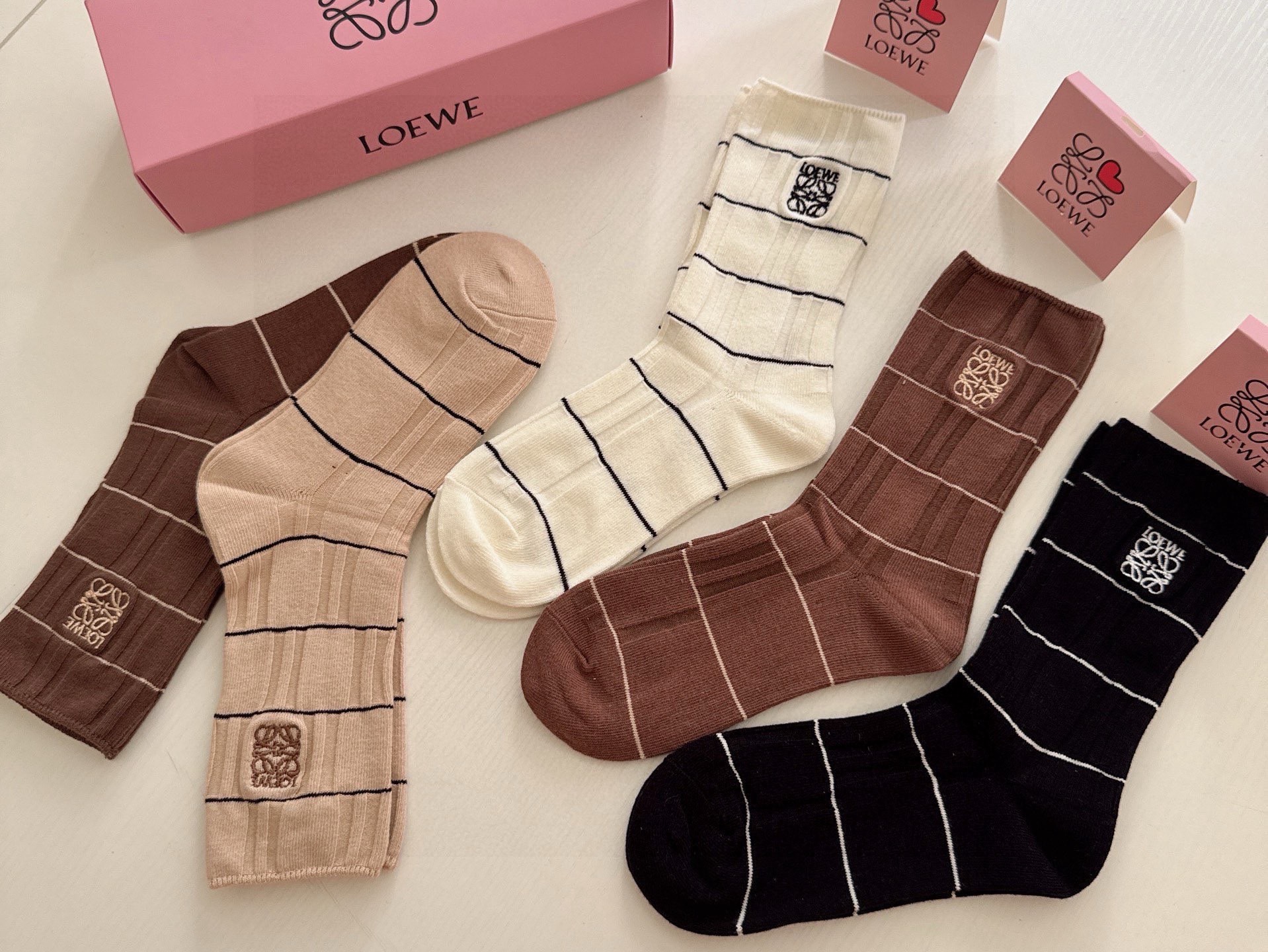 🆕Loewe · 罗意威新品女款长筒袜子❗️【一盒五双】刺绣经典标志搭配极简素色，超级吸睛，简单大气，纯