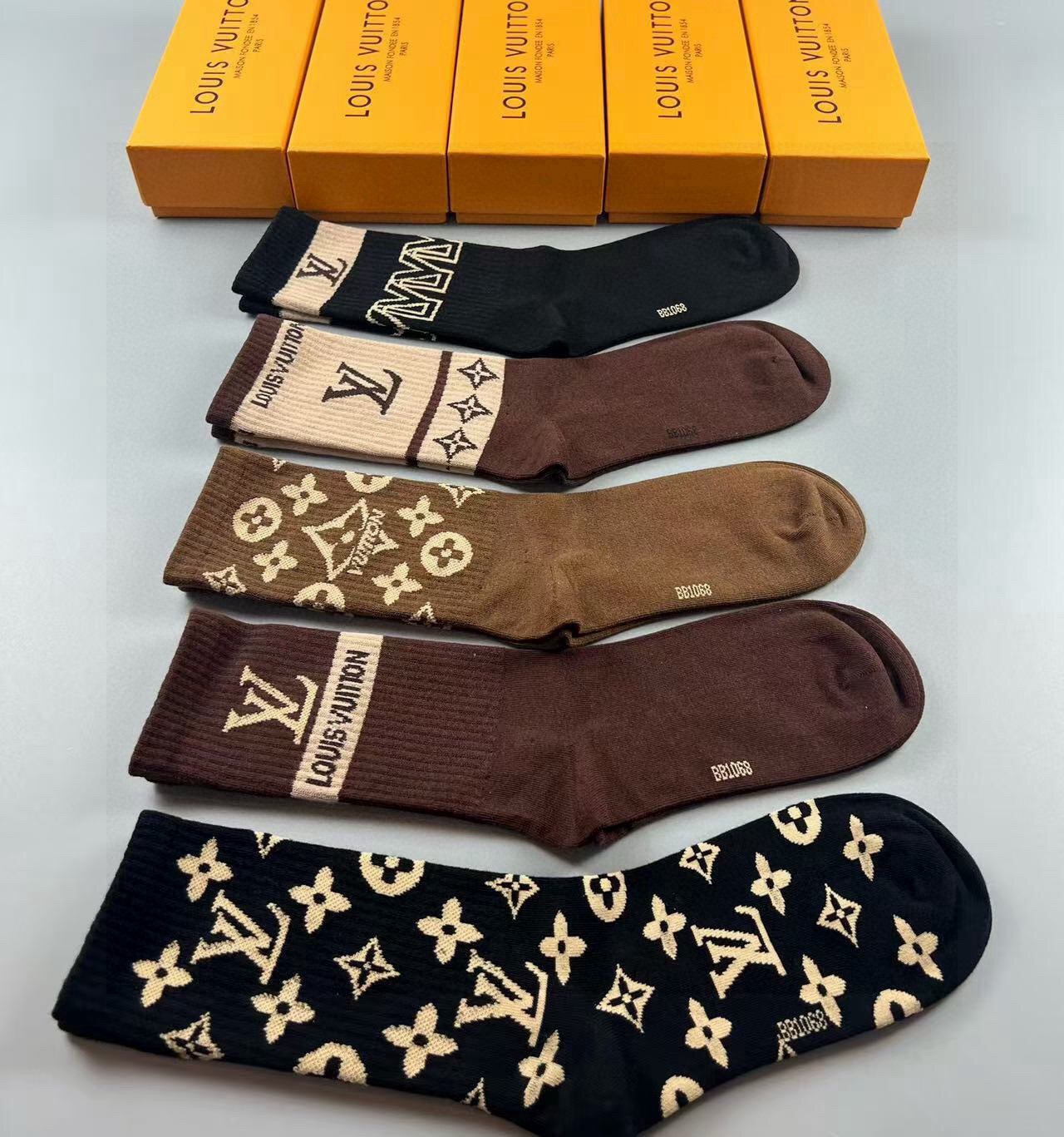 🆕Louis Vuitton · 路易威登❗️驴家新品高筒袜子❗️【一盒五双】纯棉材质，提花经典标志，柔