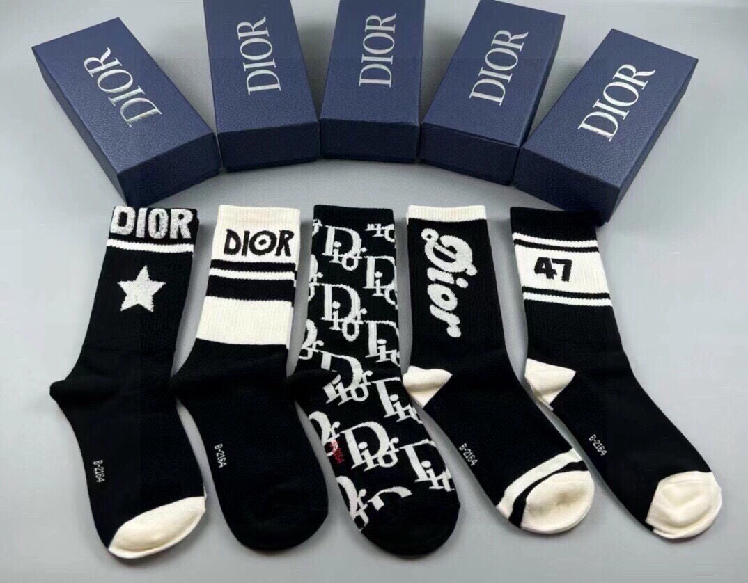 🆕Dior · 迪奥❗️D家新品女款中筒袜子❗️【一盒五双】纯棉材质，上脚柔软舒适，满满的老花经典log
