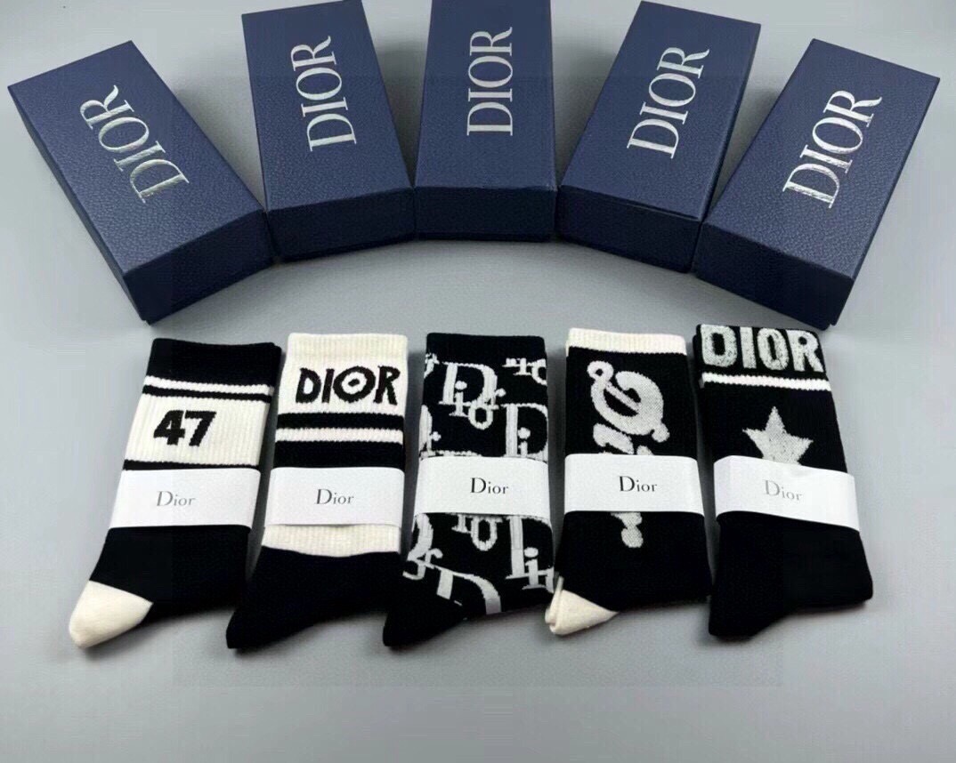 🆕Dior · 迪奥❗️D家新品女款中筒袜子❗️【一盒五双】纯棉材质，上脚柔软舒适，满满的老花经典log