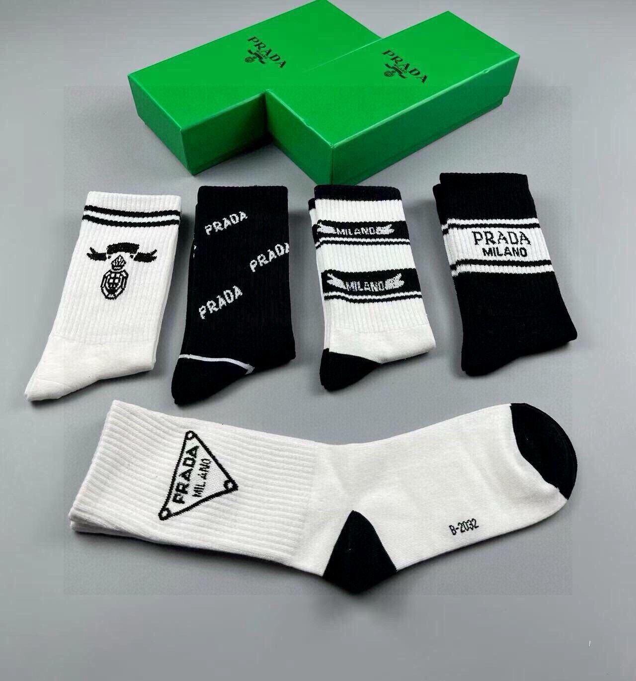 🆕PRADA · 普拉达新品中筒袜子❗️【一盒五双】纯棉材质织造，提花经典标志，柔软舒适，大牌出街，潮人