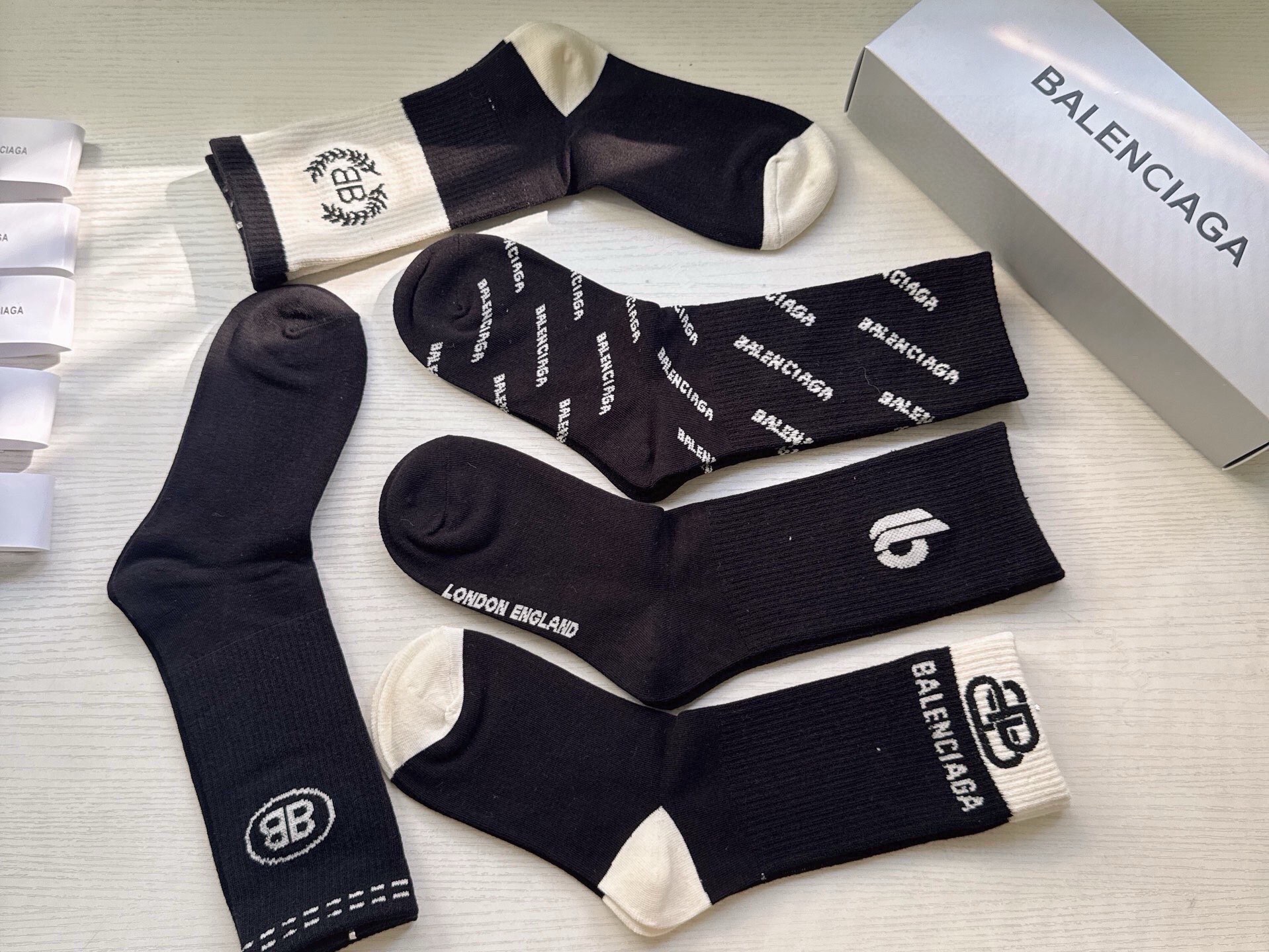 🆕BALENCIAGA · 巴黎世家❗️大巴黎新品女款长筒袜子❗️【一盒五双】纯棉材质织造，上脚柔软舒适