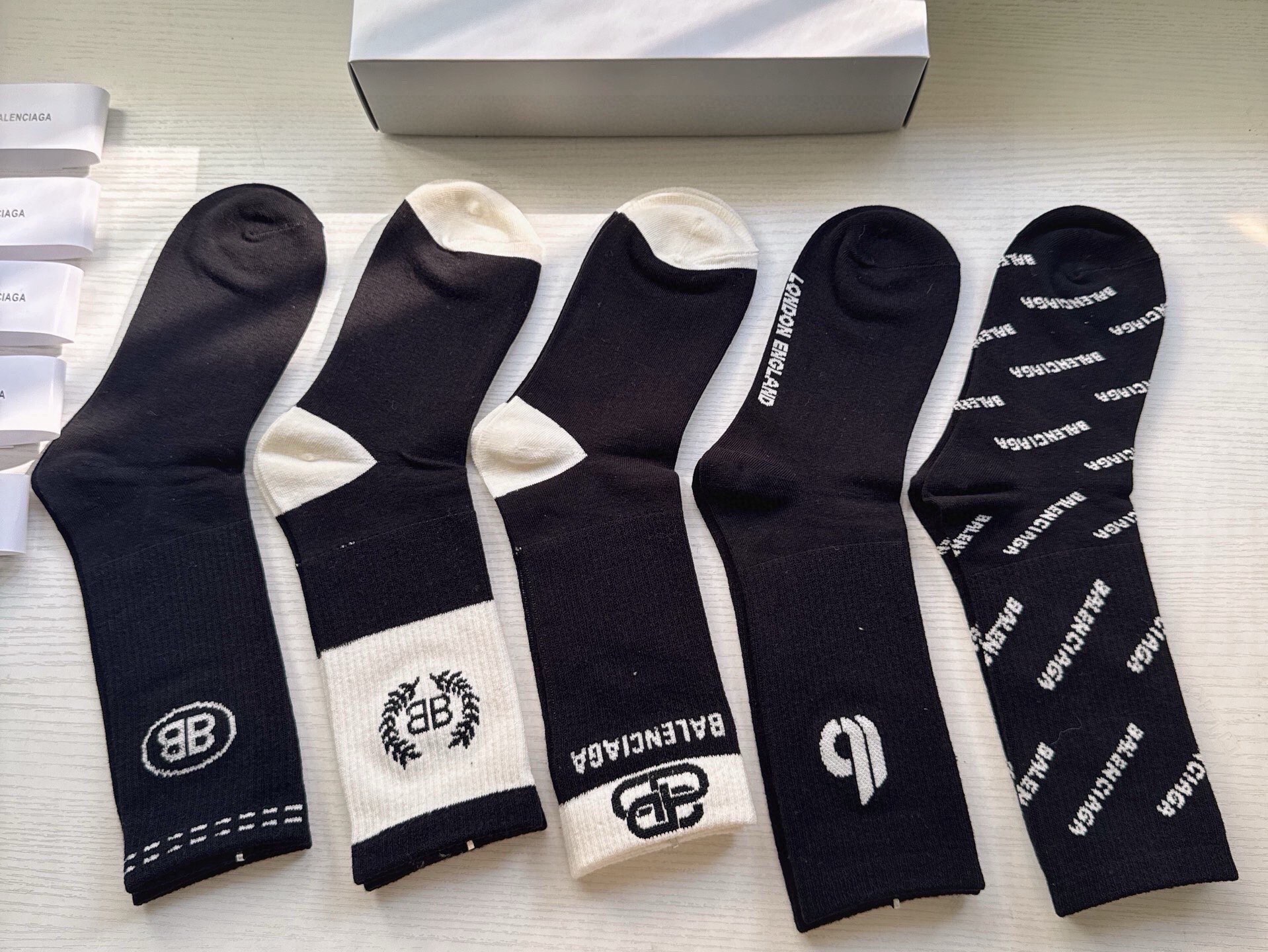 🆕BALENCIAGA · 巴黎世家❗️大巴黎新品女款长筒袜子❗️【一盒五双】纯棉材质织造，上脚柔软舒适