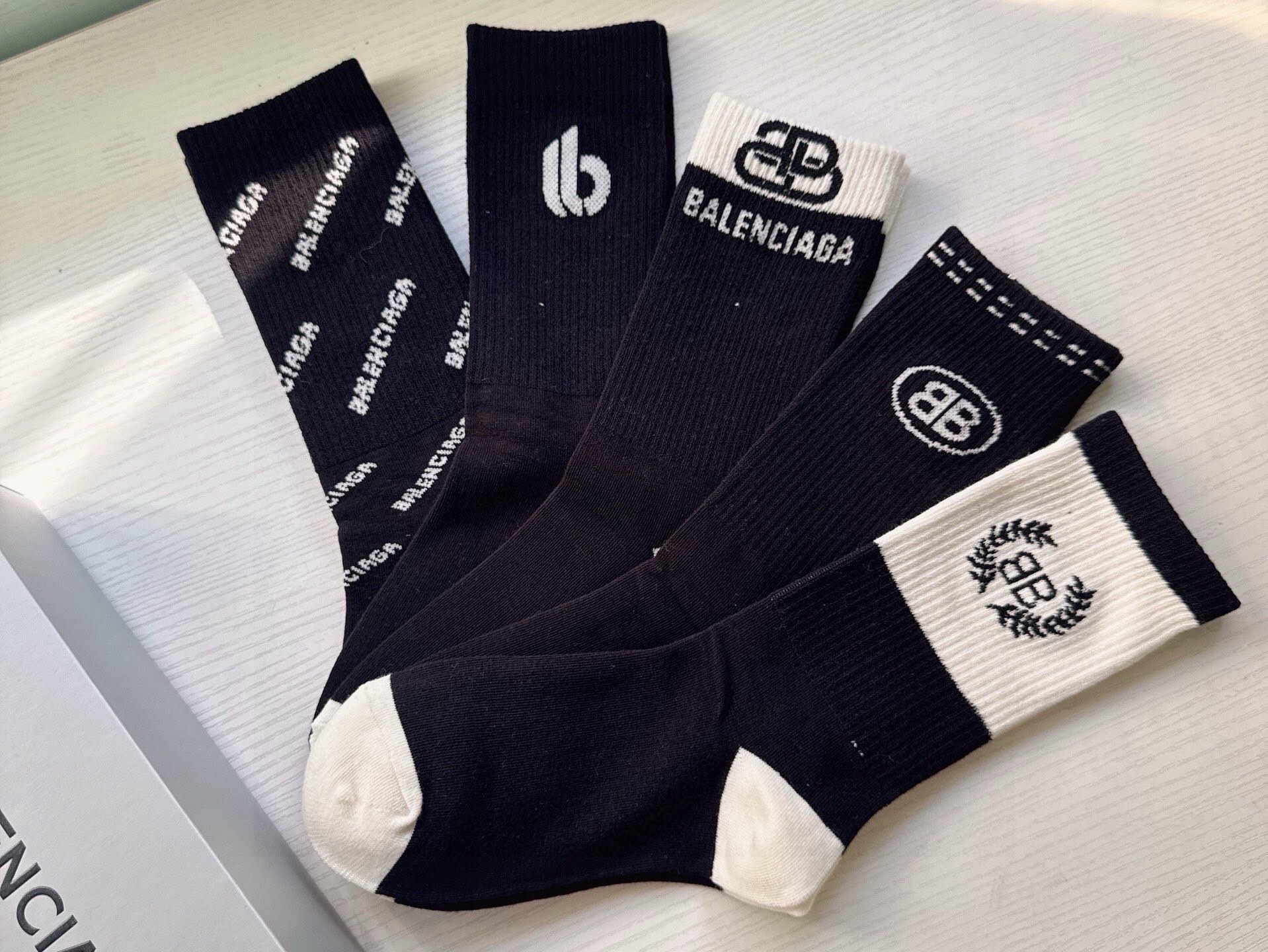 🆕BALENCIAGA · 巴黎世家❗️大巴黎新品女款长筒袜子❗️【一盒五双】纯棉材质织造，上脚柔软舒适