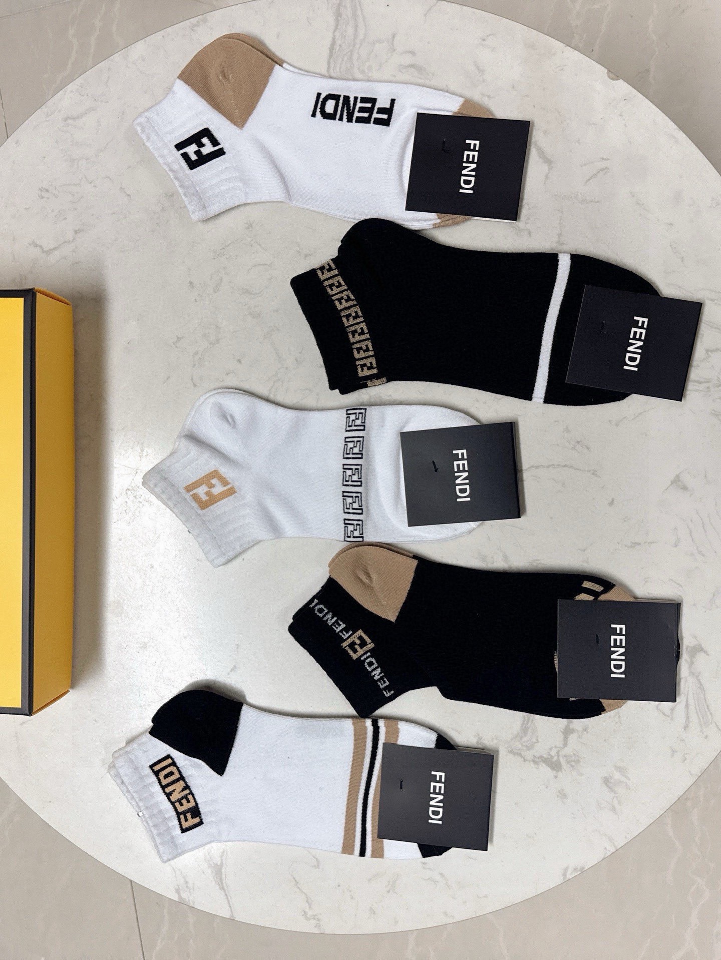 🆕FENDI · 芬迪❗️大F新品袜子❗️【一盒五双】提花经典的双F标志，纯棉材质制造，透气舒适，超级n